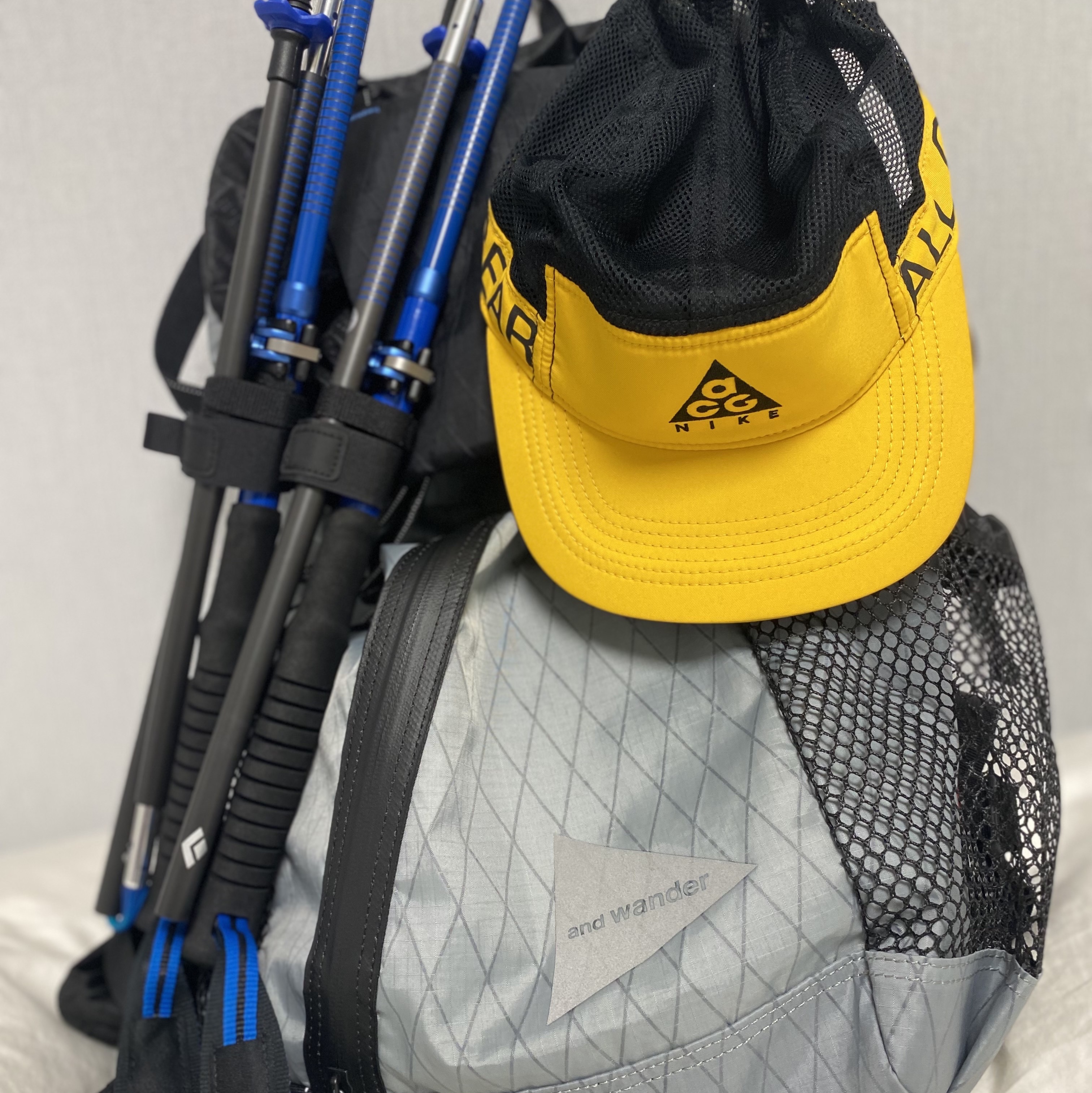 Nike ACG AW84 Cap University Gold Black, Nike SNKRS Water Bottle 0.9L Red 착용 스타일 - 3