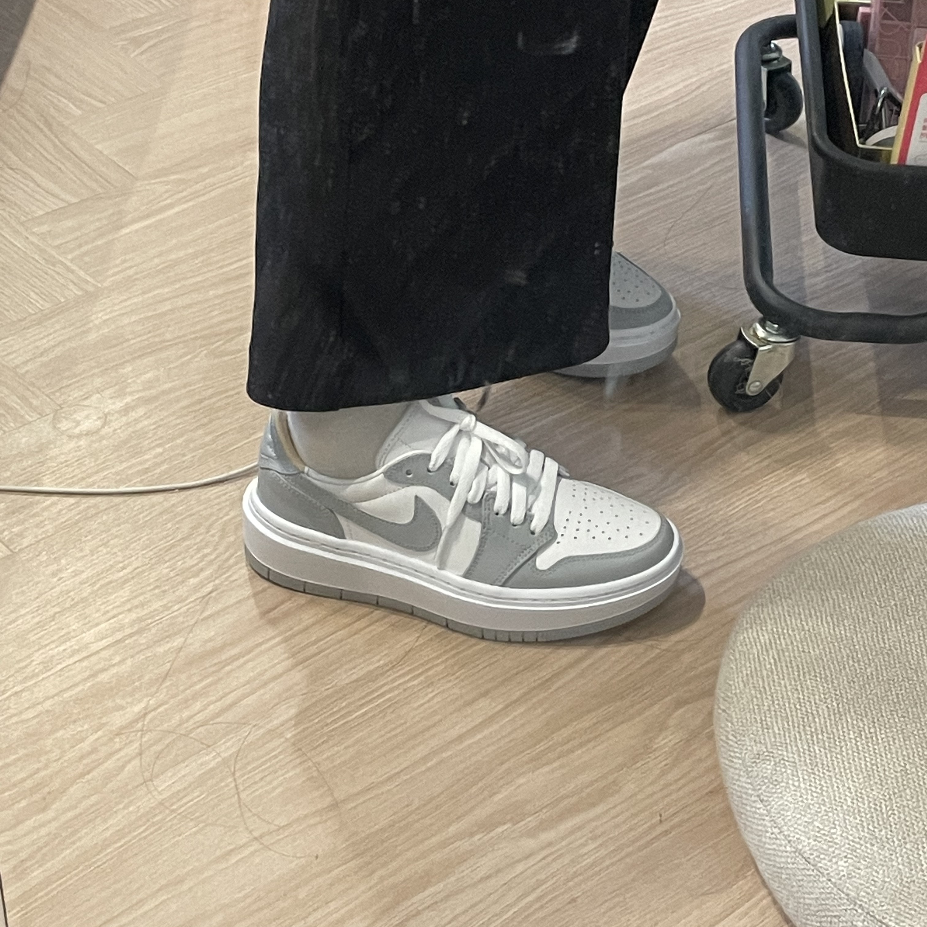 (W) 조던 1 엘리베이트 로우 화이트 앤 울프 그레이 착용 스타일 - 1