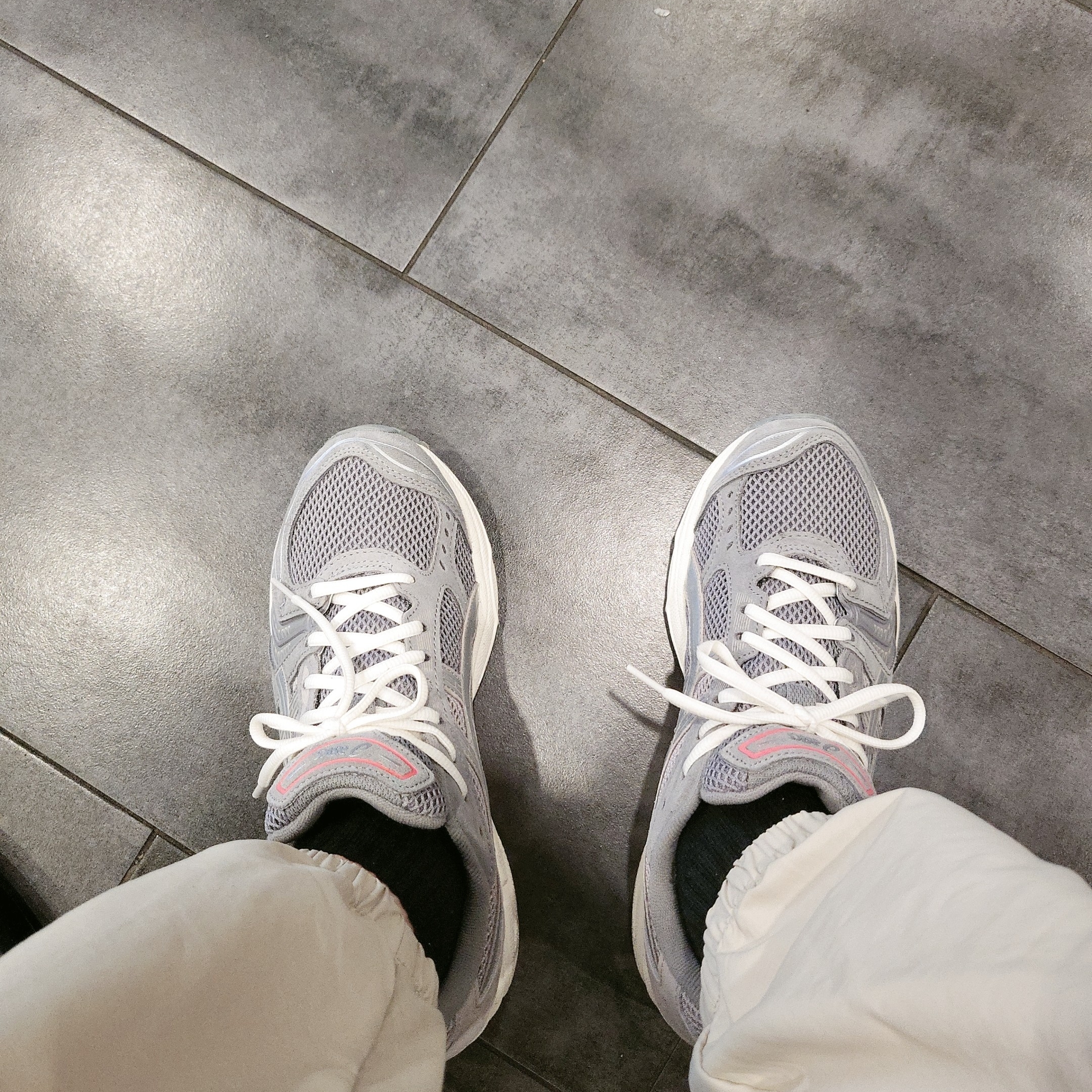 Asics Gel-Kayano 14 Clay Grey Pure Silver 착용 스타일