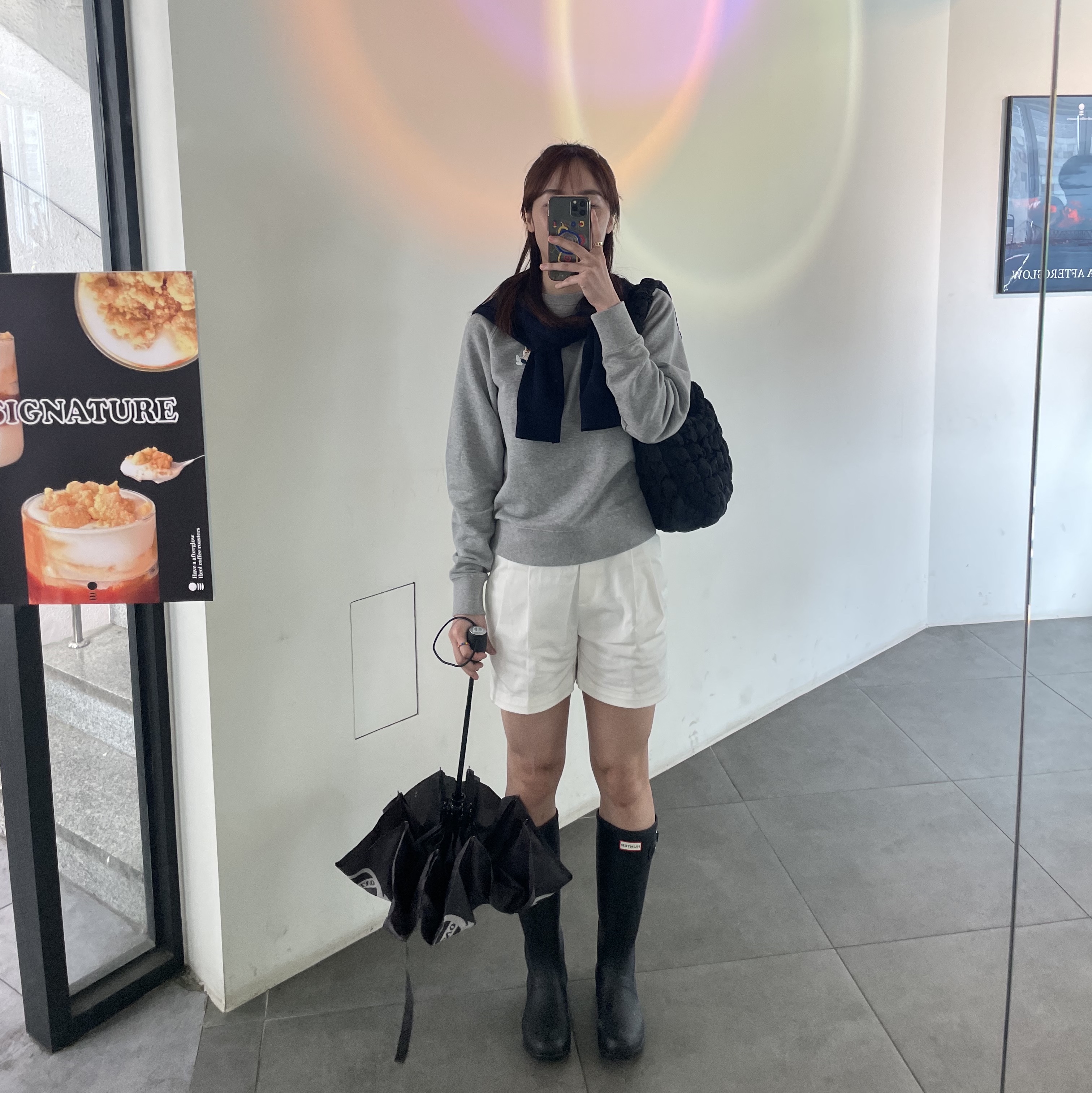 (W) Hunter Original Tall Rain Boots Black, COS Quilted Mini Bag Black 착용 스타일