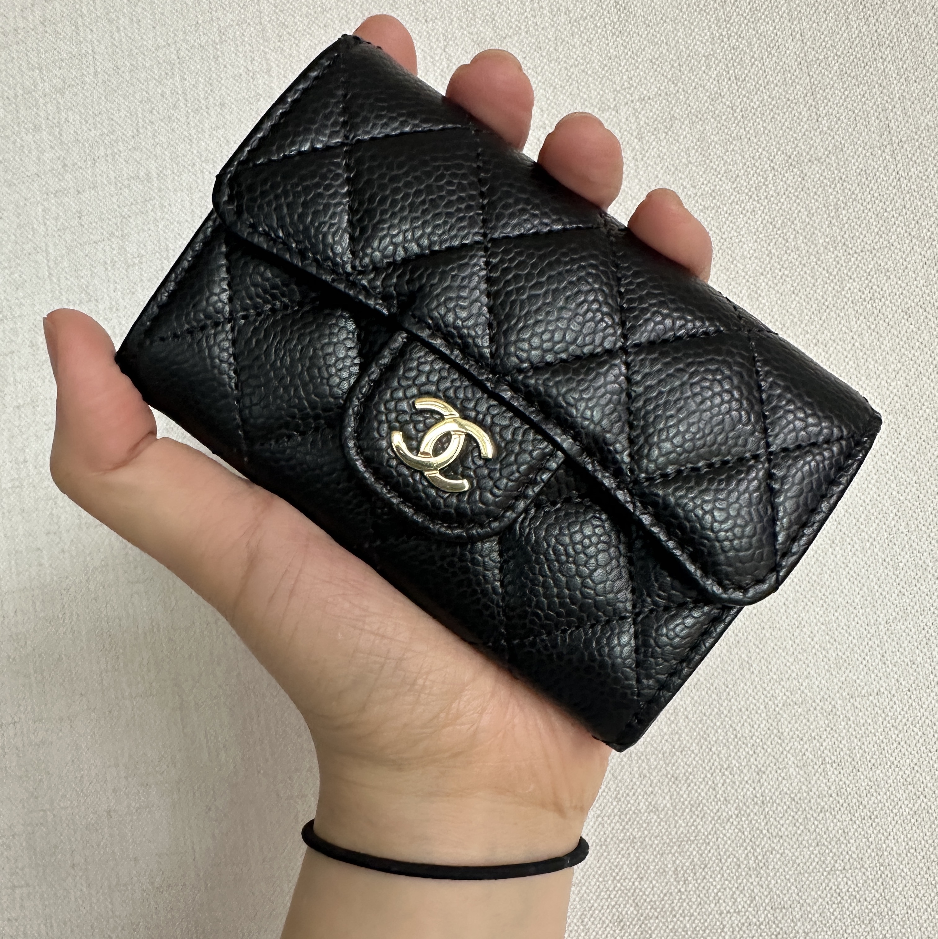 Chanel Classic Card Holder Grained Calfskin & Gold Black 착용 스타일