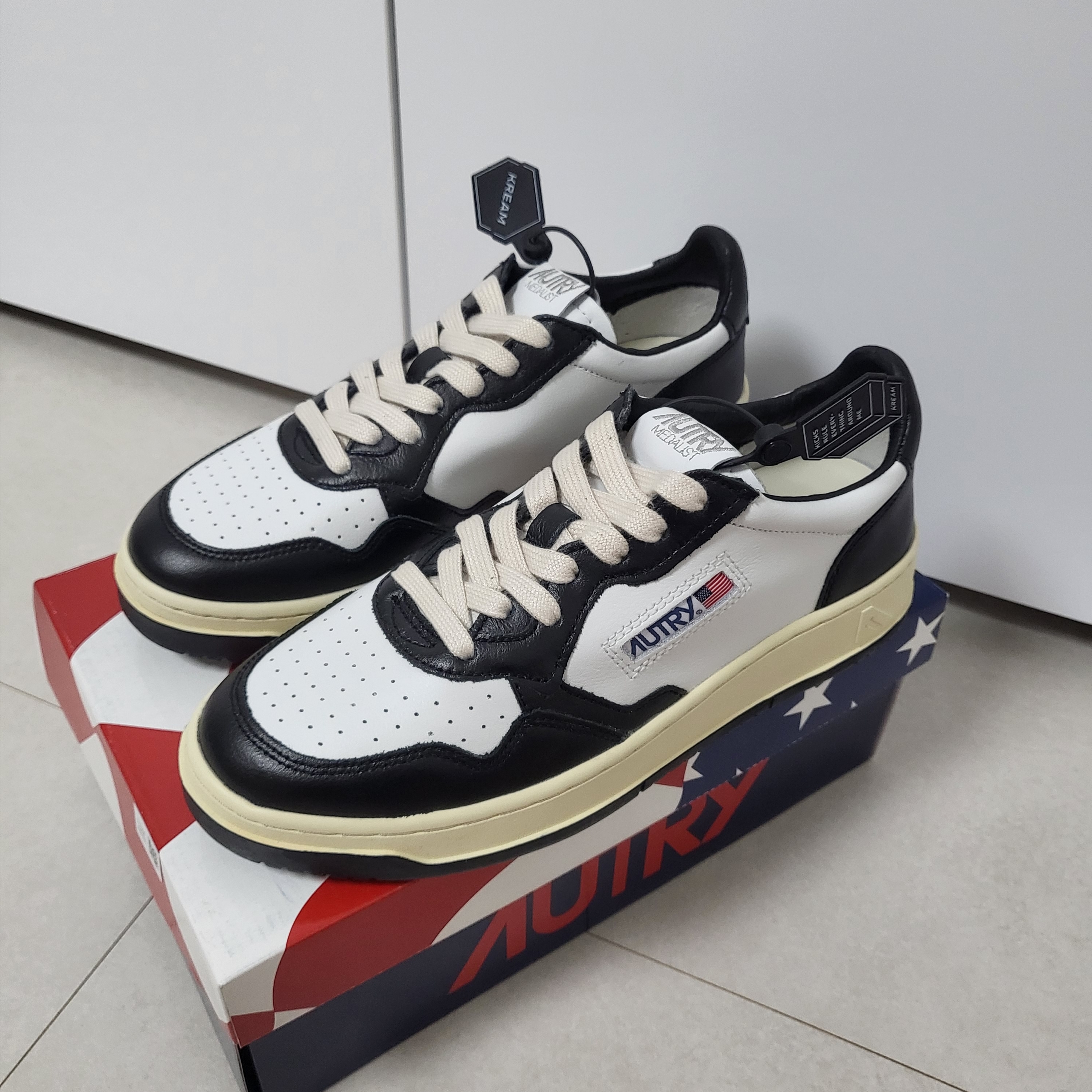 Autry Medalist Low Leather Sneakers Black White 착용 스타일