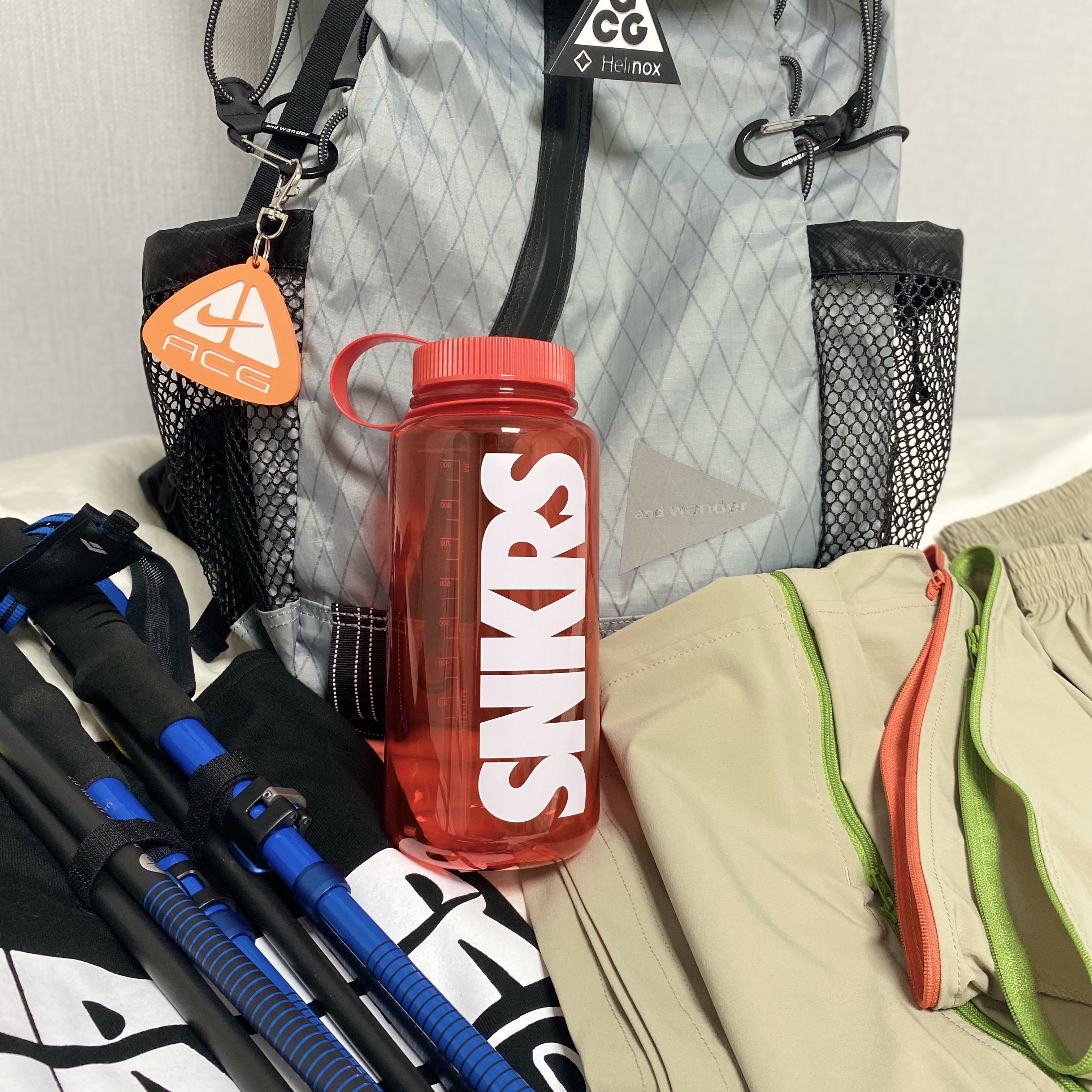 Nike ACG AW84 Cap University Gold Black, Nike SNKRS Water Bottle 0.9L Red 착용 스타일 - 1
