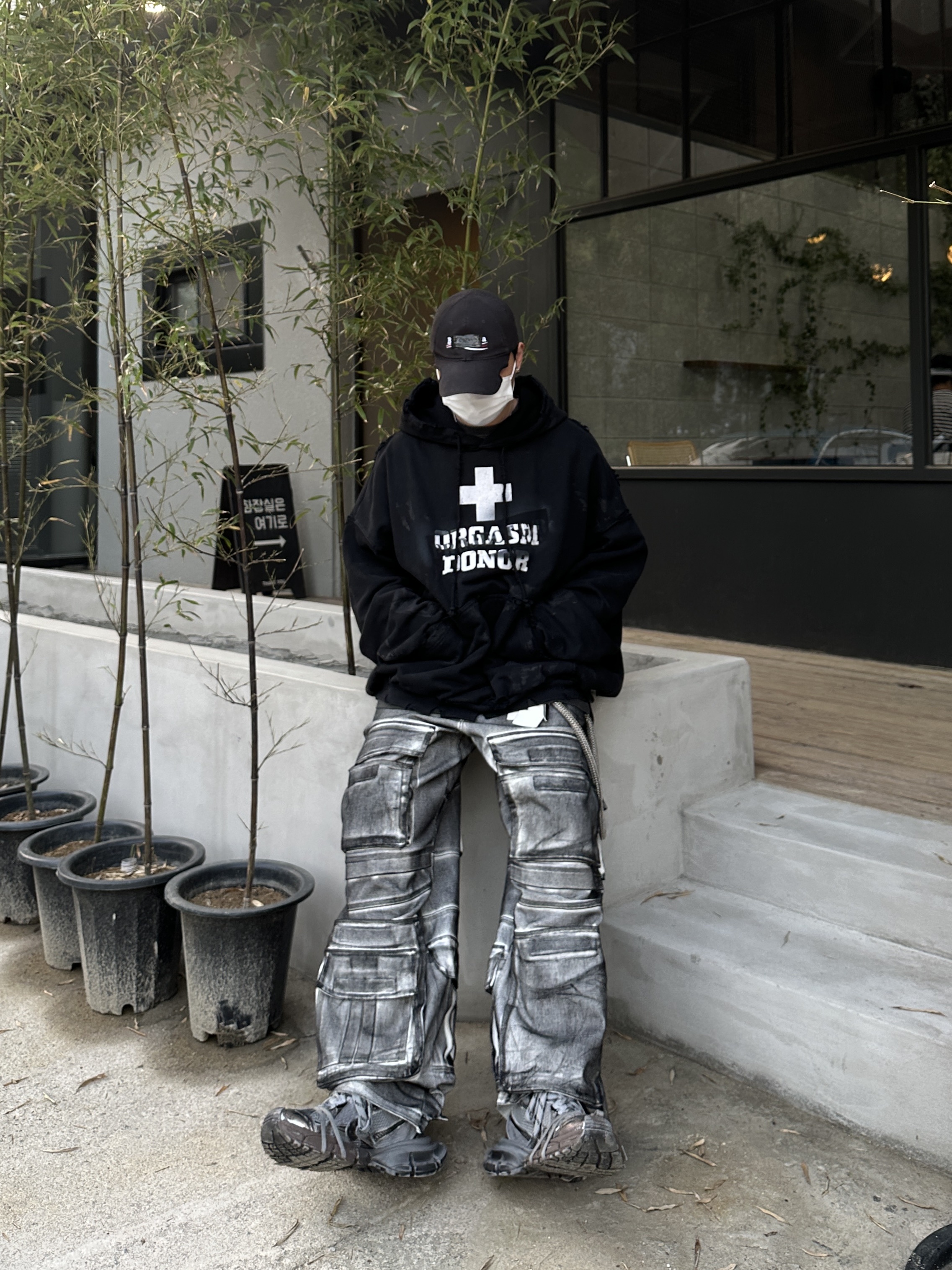 프로젝트 G/R 베리파이드 오르가즘 도너 후드 더티 블랙, 프로젝트 G/R 페인티드 데님 카고 더티 화이트 착용 스타일 - 1