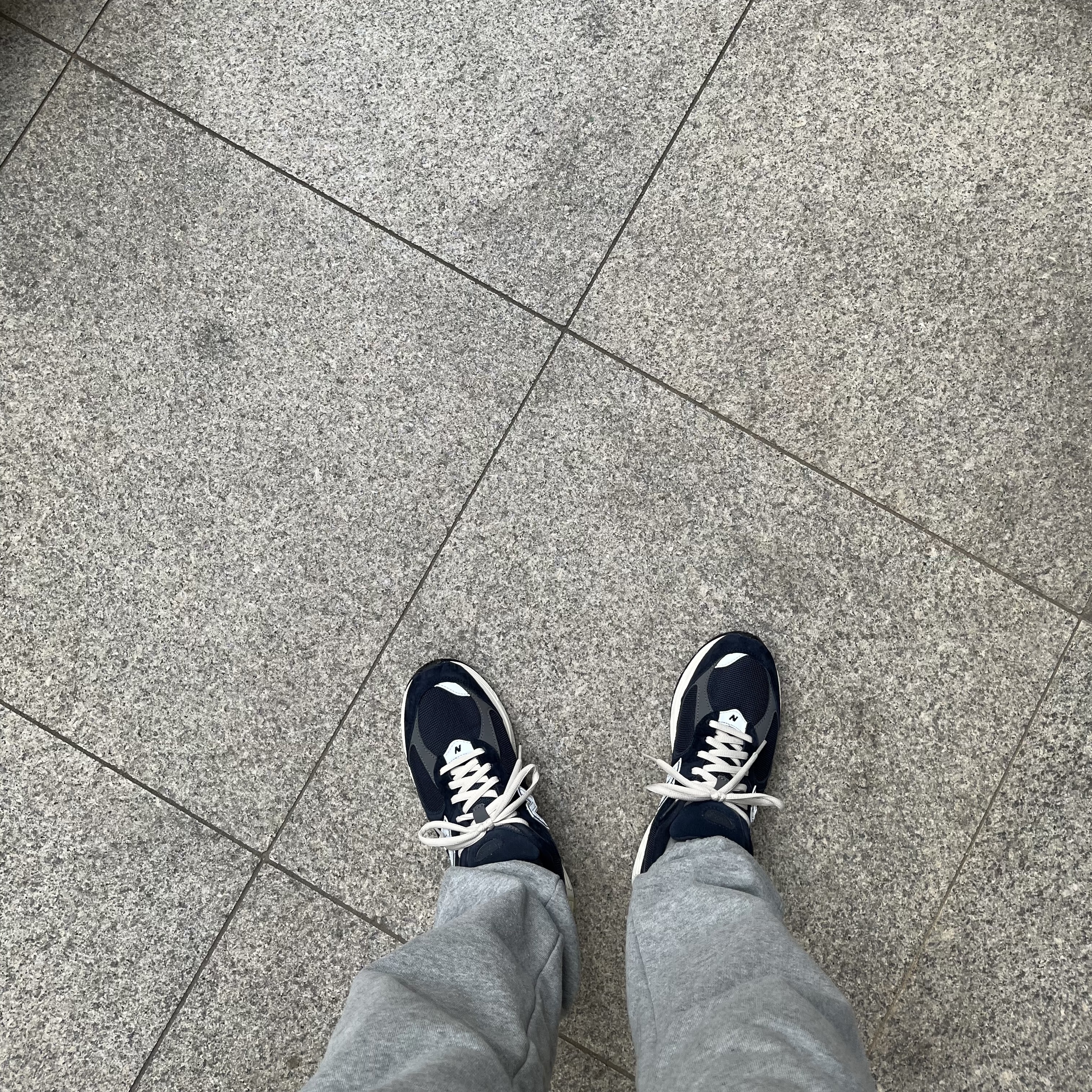 New Balance 2002R Eclipse Castlerock 착용 스타일