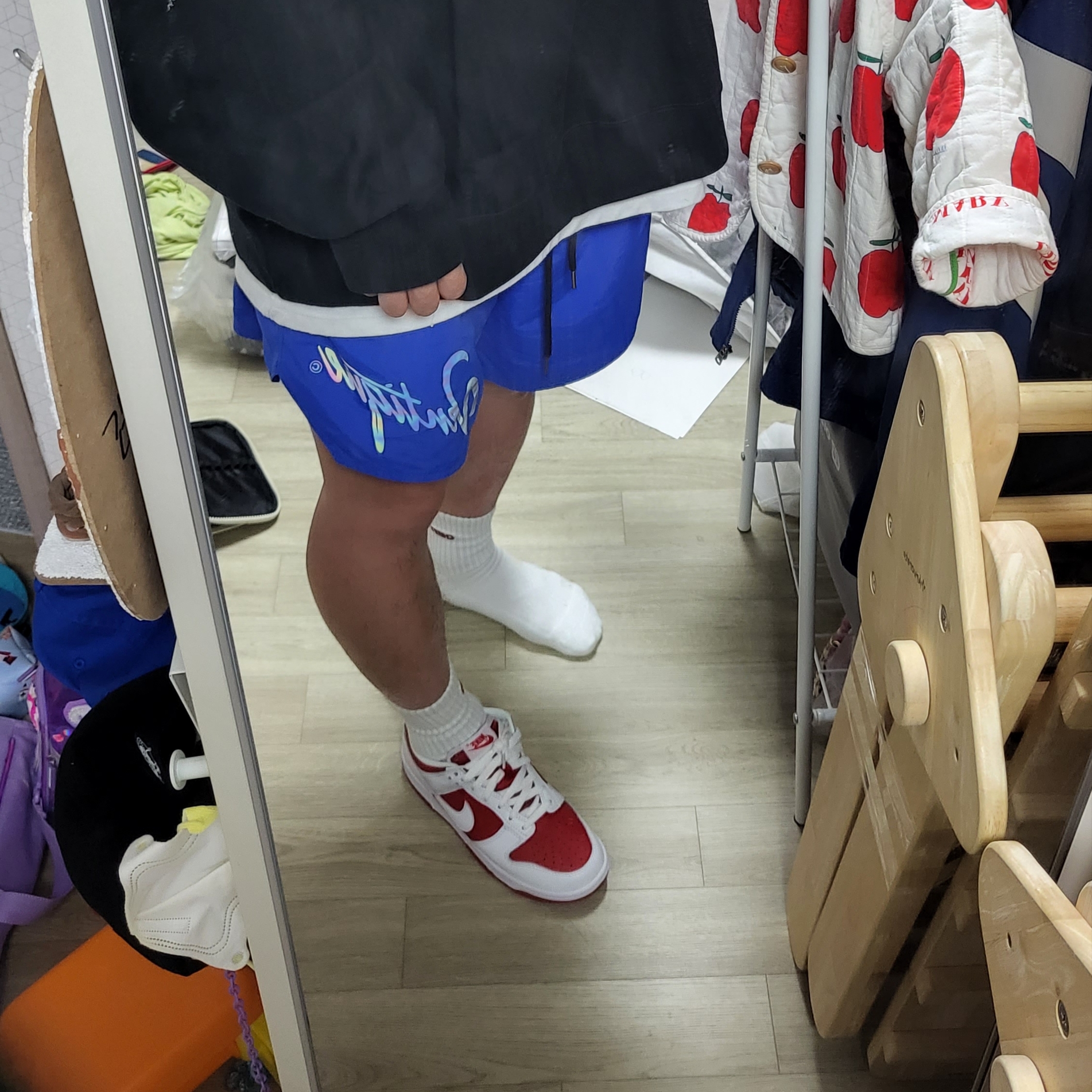 Nike x Stussy NRG Washed Fleece Crewneck Black (DO5310-010), (GS) Nike Dunk Low Retro Championship Red 착용 스타일 - 2