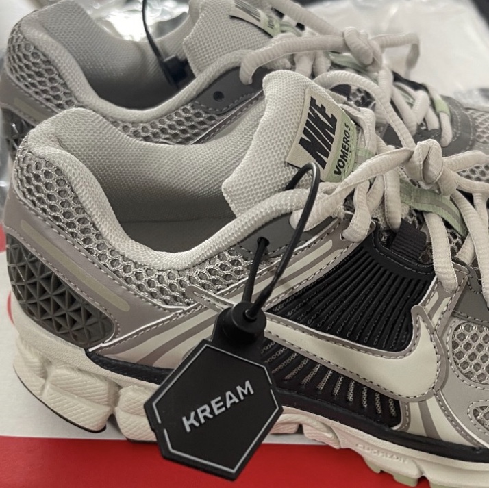 (W) Nike Zoom Vomero 5 Cobblestone and Flat Pewter 착용 스타일