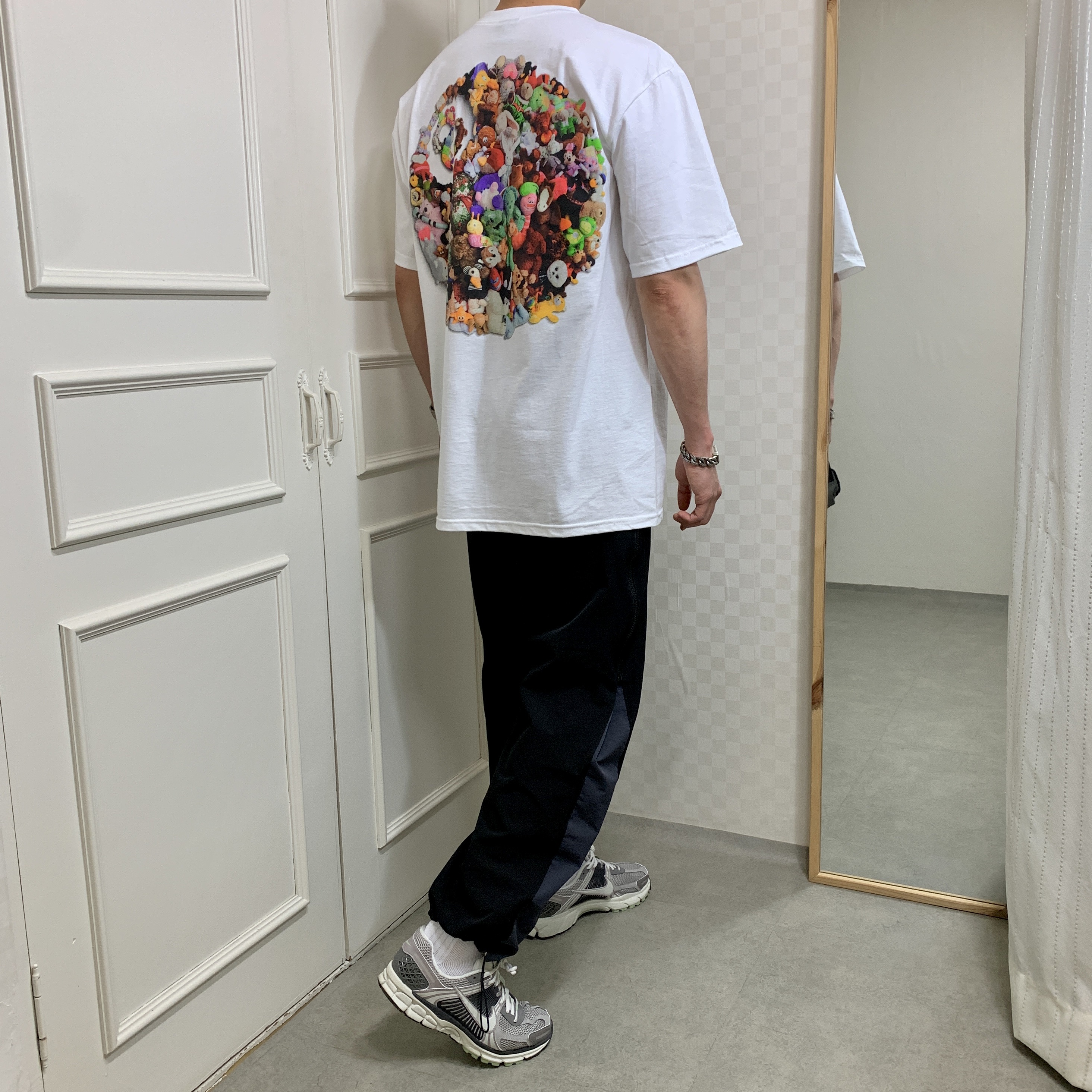 Stussy Plush T-Shirt White, (W) Nike Zoom Vomero 5 Cobblestone and Flat Pewter 착용 스타일 - 1