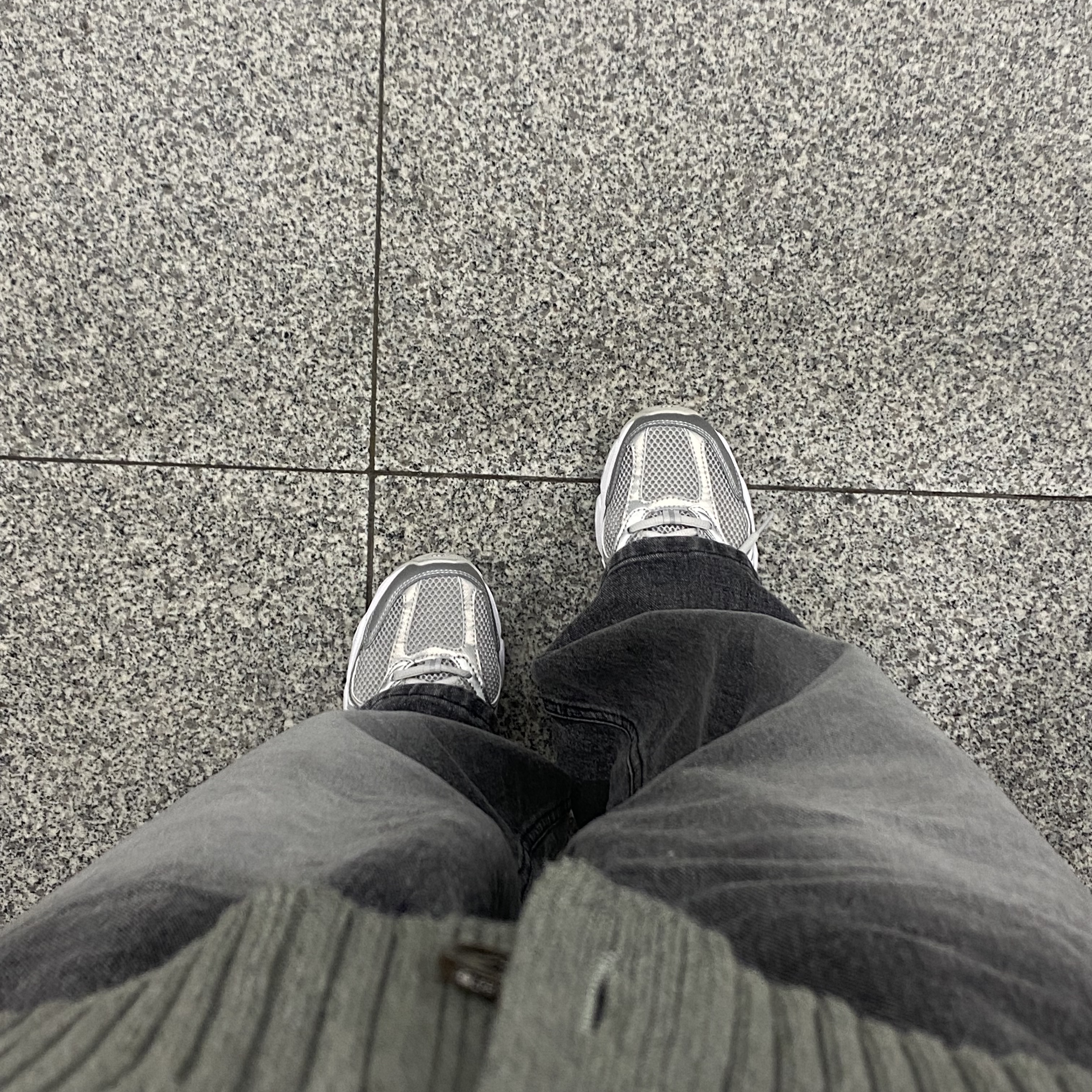 New Balance 530 Silver Grey 착용 스타일 - 1