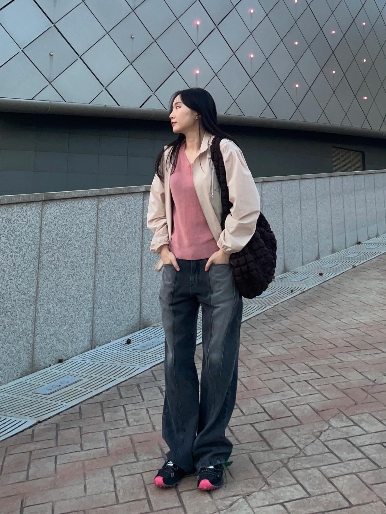 코스 퀼티드 오버사이즈 숄더백 브라운, (W) 나이키 x 오프화이트 줌 테라 카이거 5 블랙 핑크 착용 스타일 - 1
