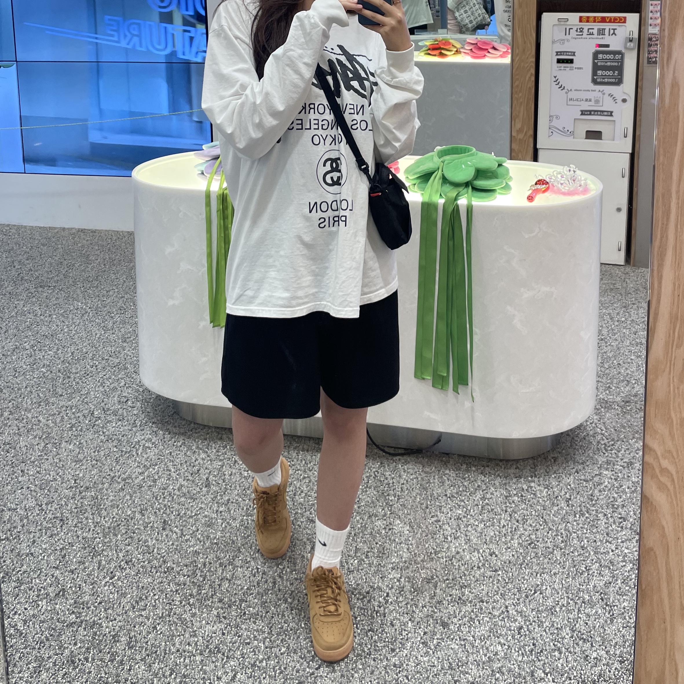 Nike Air Force 1 '07 WB Flax, Stussy World Tour LS T-Shirt White 2023 착용 스타일 - 2