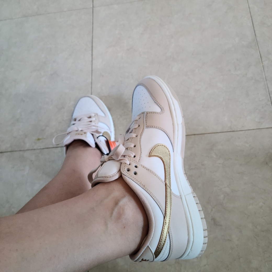 (W) Nike Dunk Low Sanddrift Metallic Gold 착용 스타일 - 2