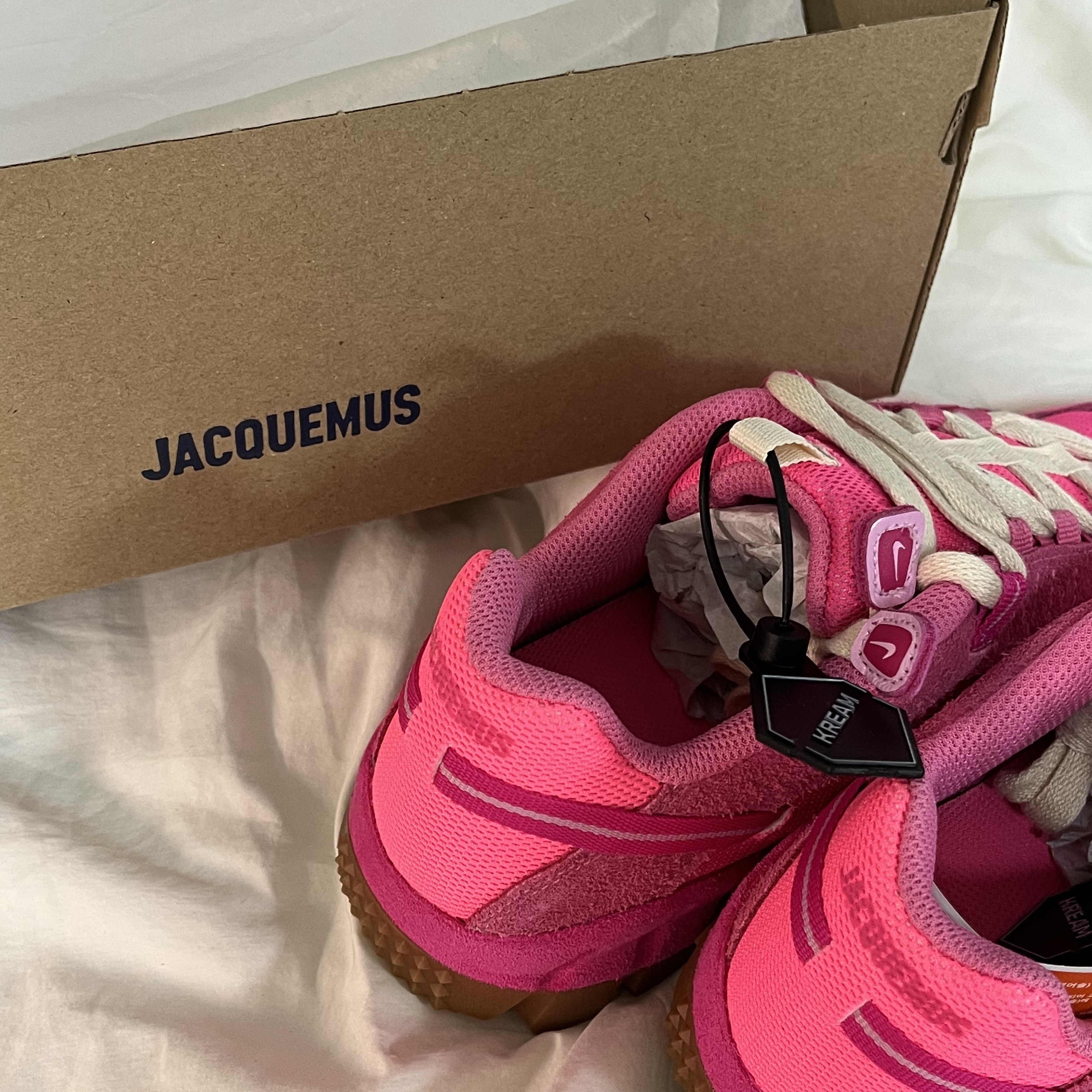 Nike x Jacquemus Air Humara LX Pink Flash 착용 스타일 - 2