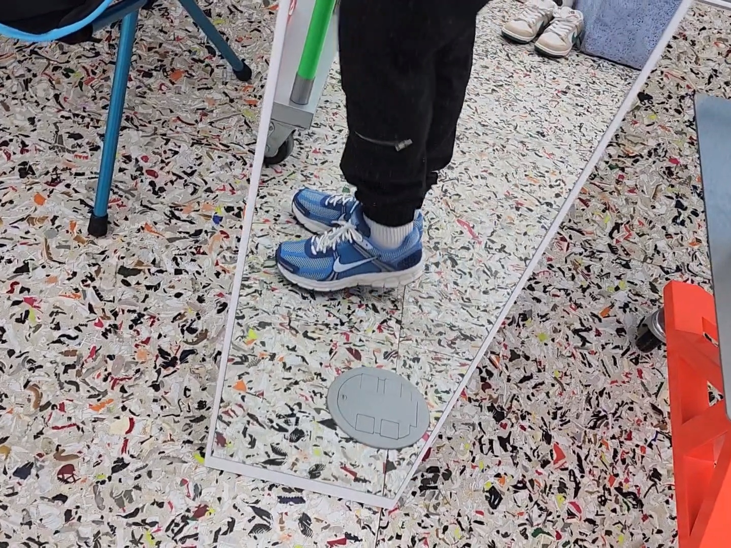 Nike Zoom Vomero 5 Mystic Navy and Worn Blue 착용 스타일 - 1