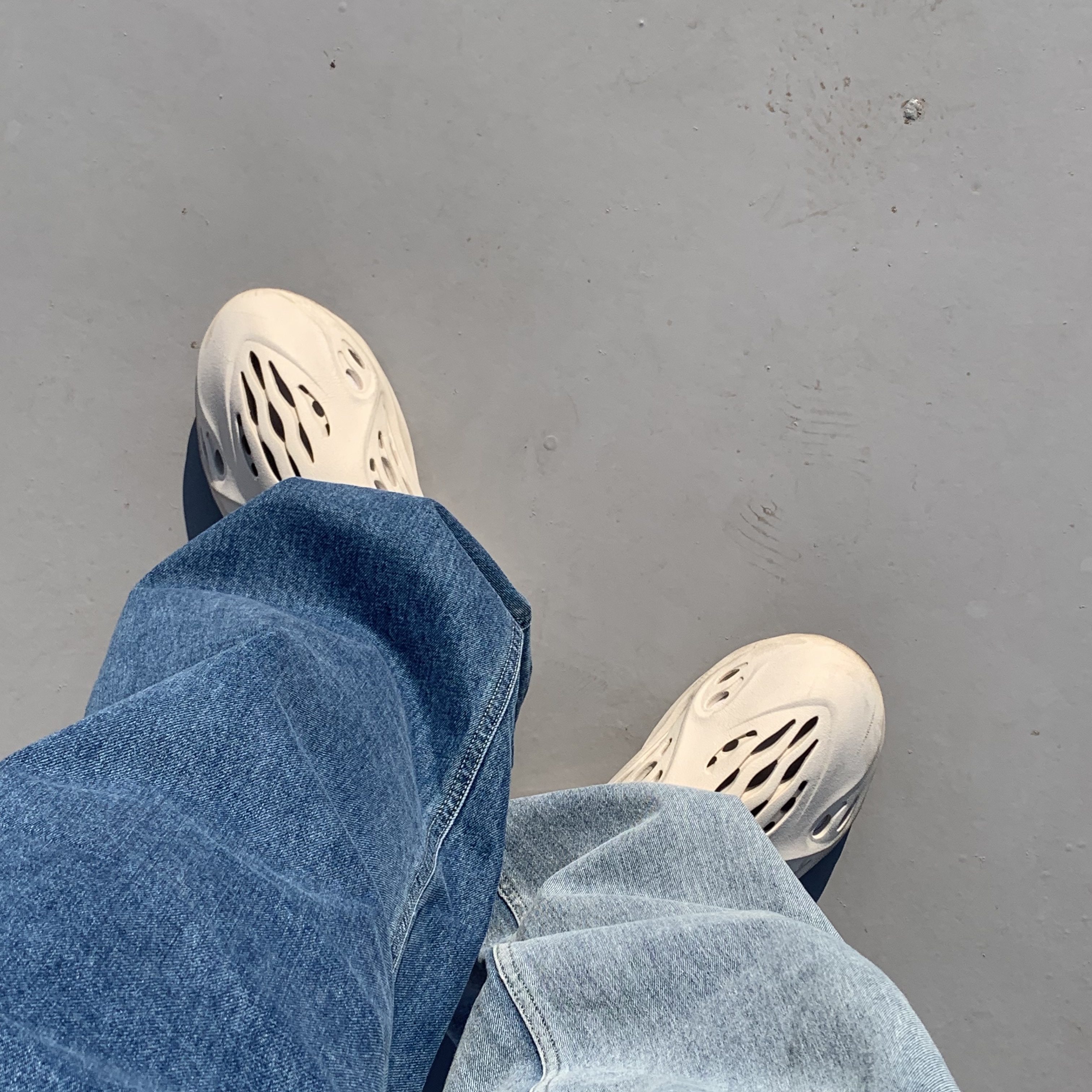 Adidas Yeezy Foam RNNR Sand 착용 스타일
