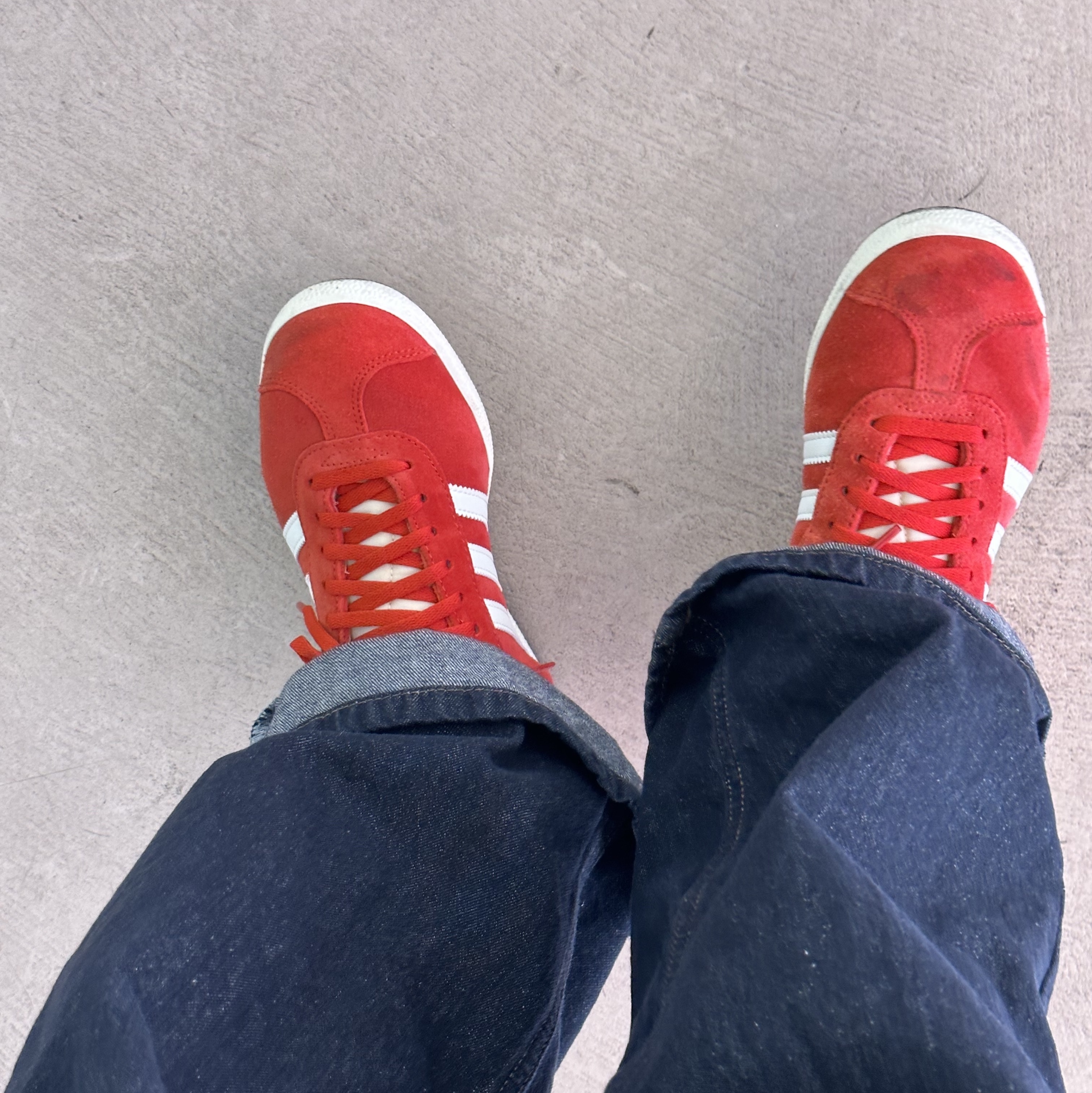 Adidas Gazelle Preloved Red Off White 착용 스타일 - 1