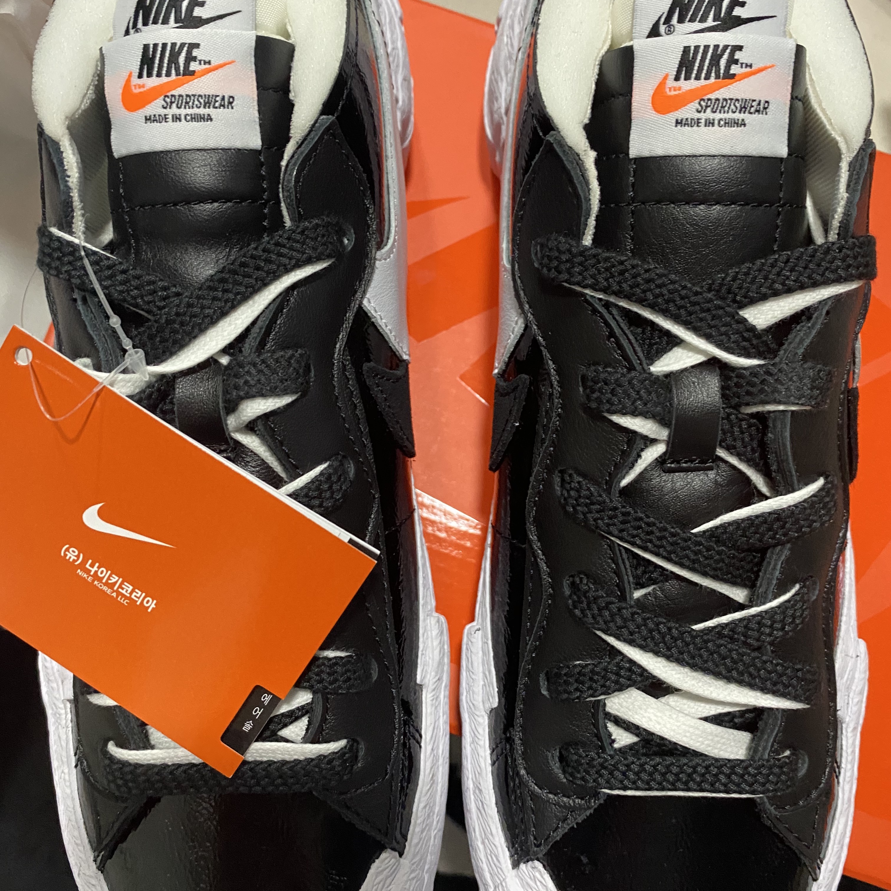 Nike x Sacai Blazer Low Black Patent Leather 착용 스타일 - 1