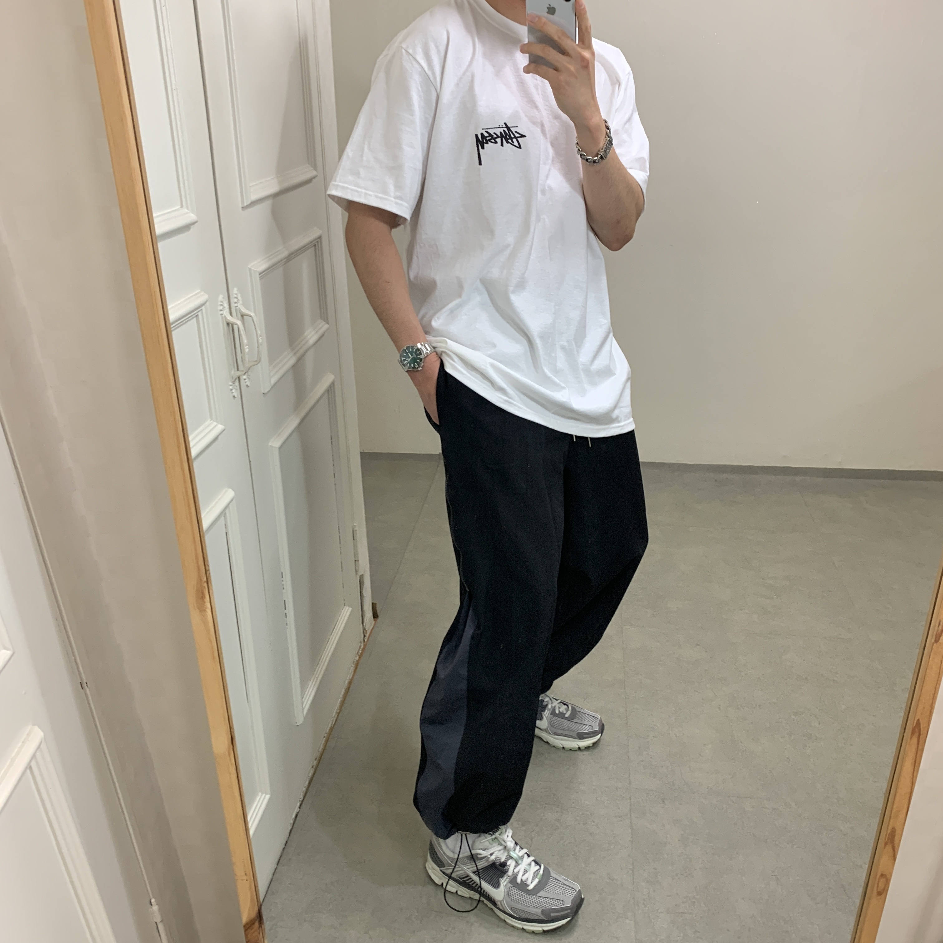 Stussy Plush T-Shirt White, (W) Nike Zoom Vomero 5 Cobblestone and Flat Pewter 착용 스타일 - 3