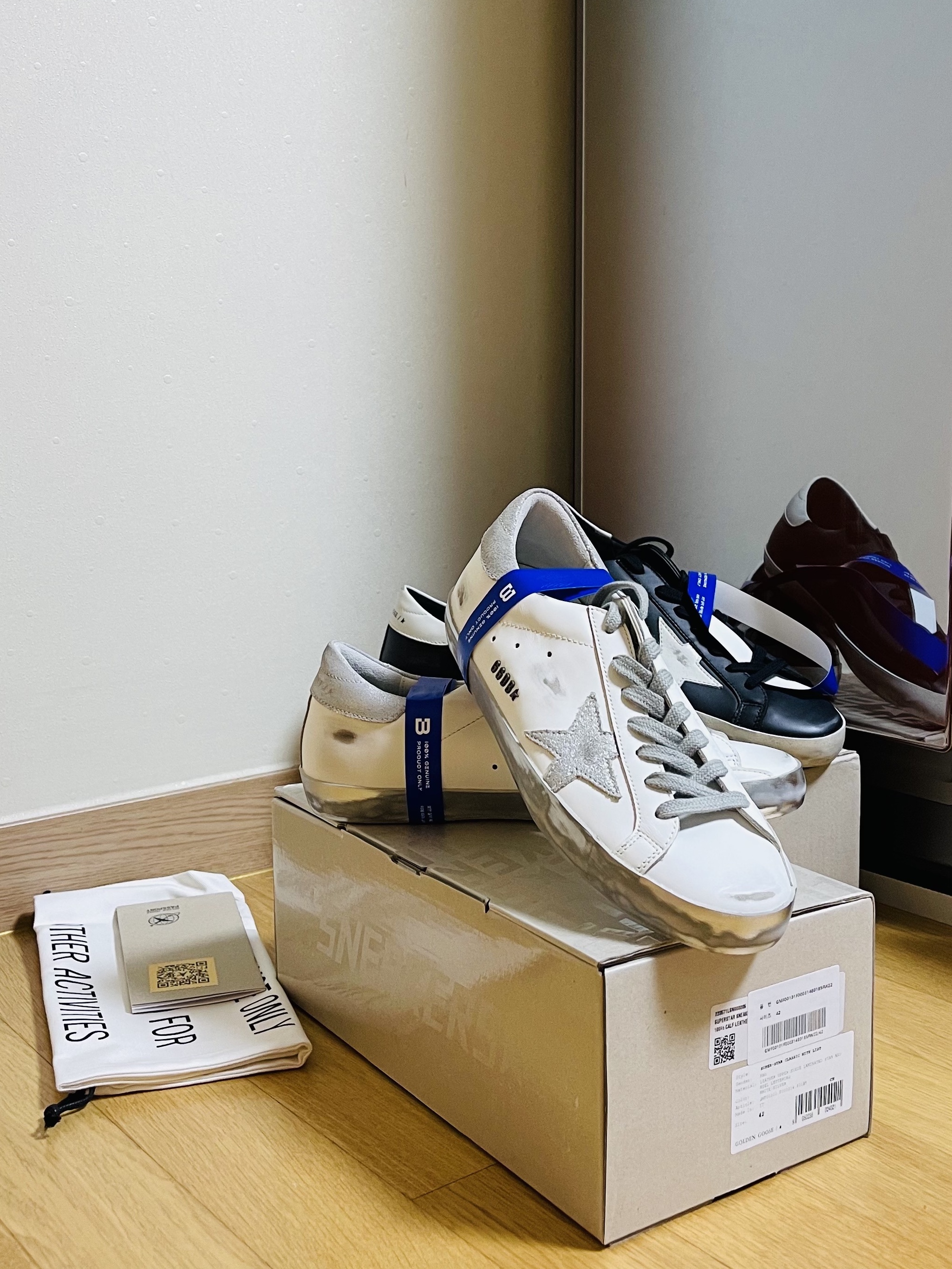 (W) Golden Goose Superstar White Silver Heel Tab Sneakers 착용 스타일