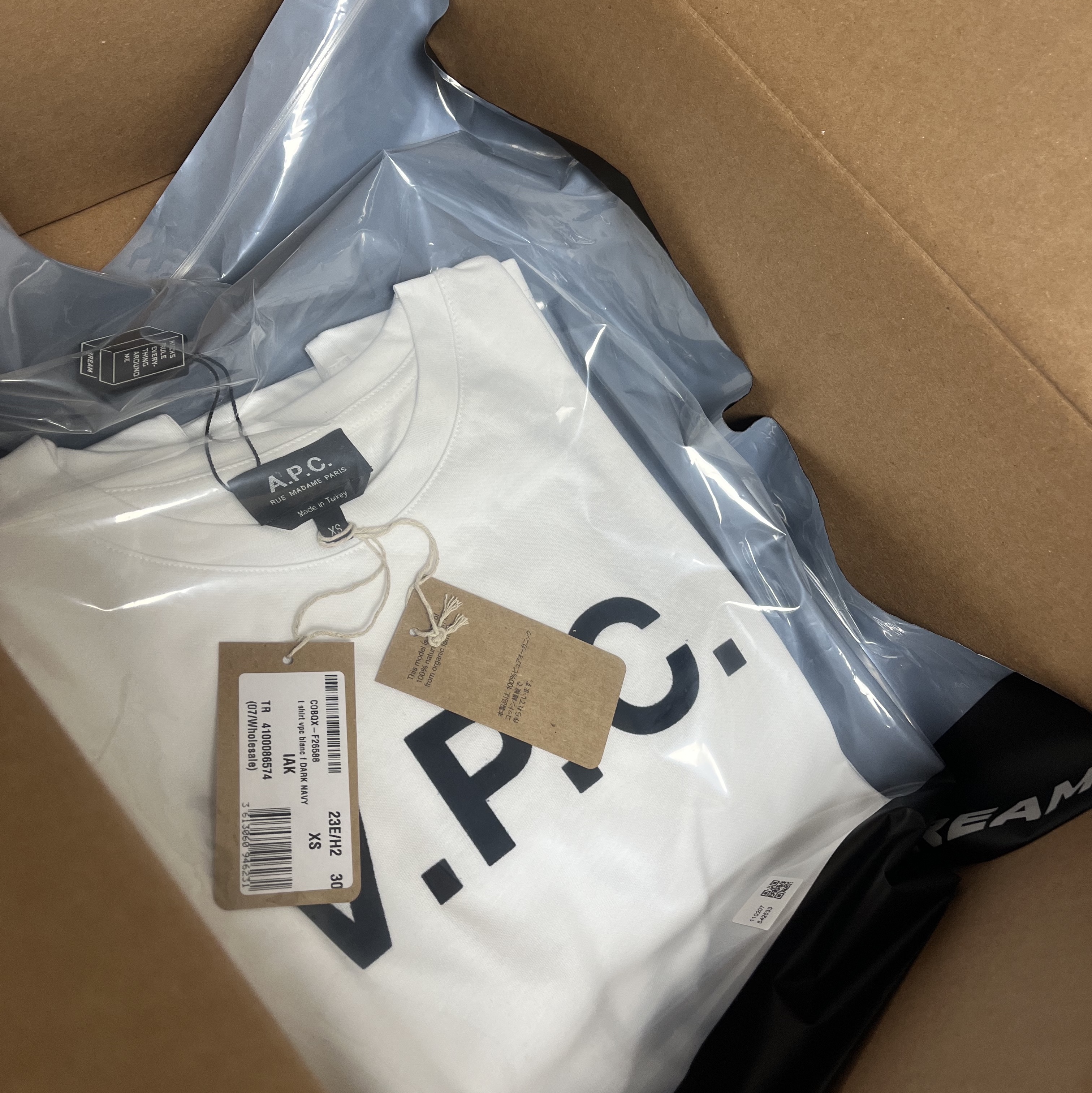 (W) A.P.C. VPC T-Shirt White Dark Navy 착용 스타일 - 1