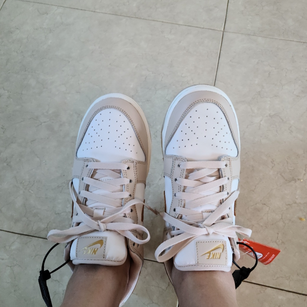 (W) Nike Dunk Low Sanddrift Metallic Gold 착용 스타일 - 1