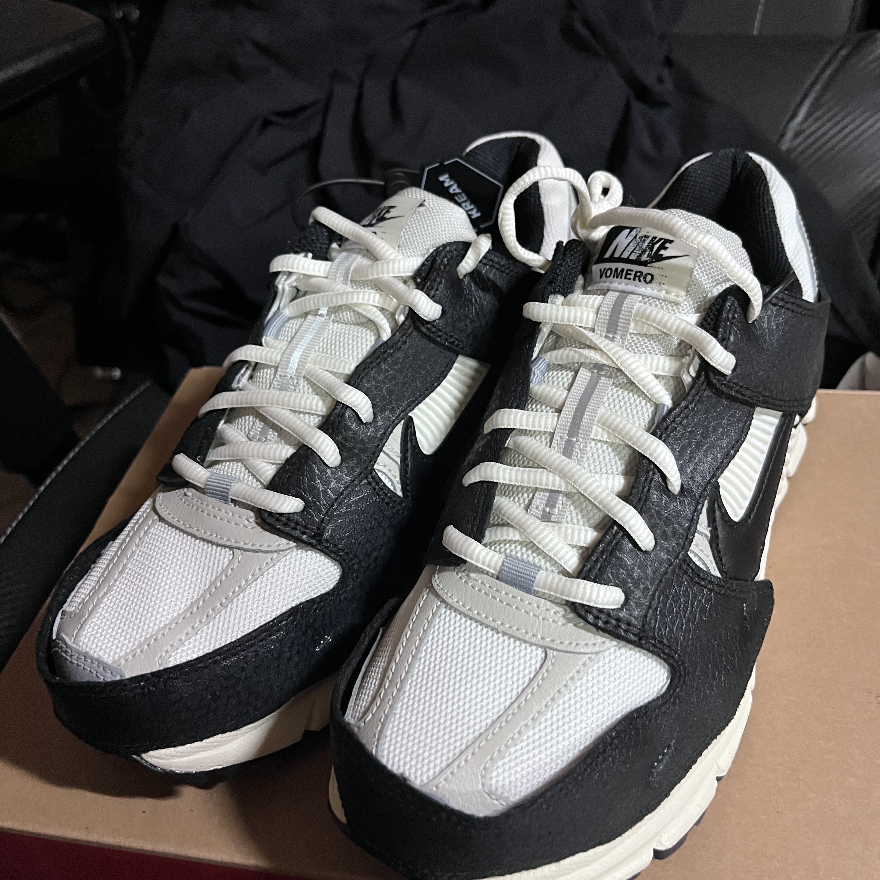 (W) Nike Zoom Vomero 5 Wolf Grey and Black 착용 스타일