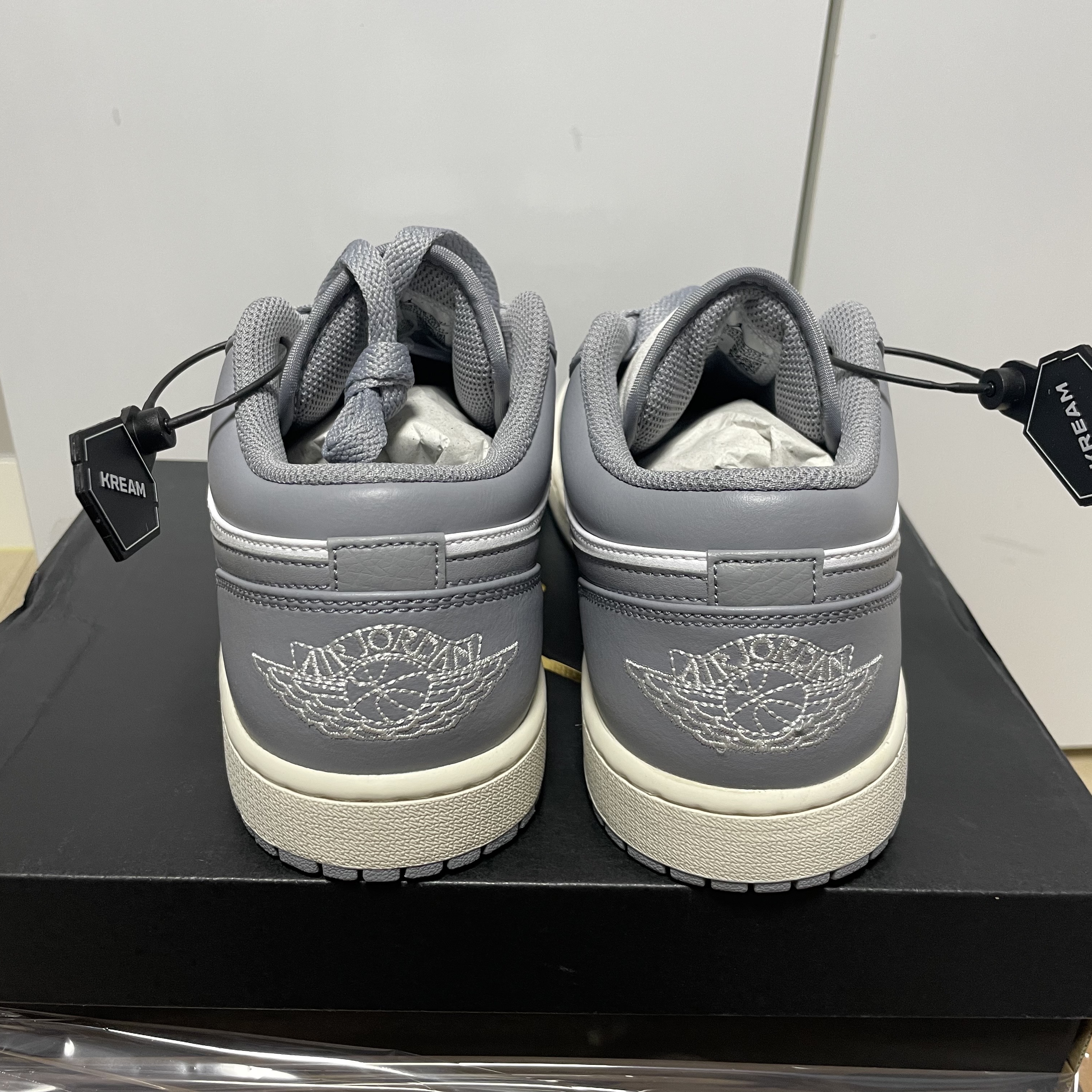 Jordan 1 Low Stealth and White 착용 스타일 - 4