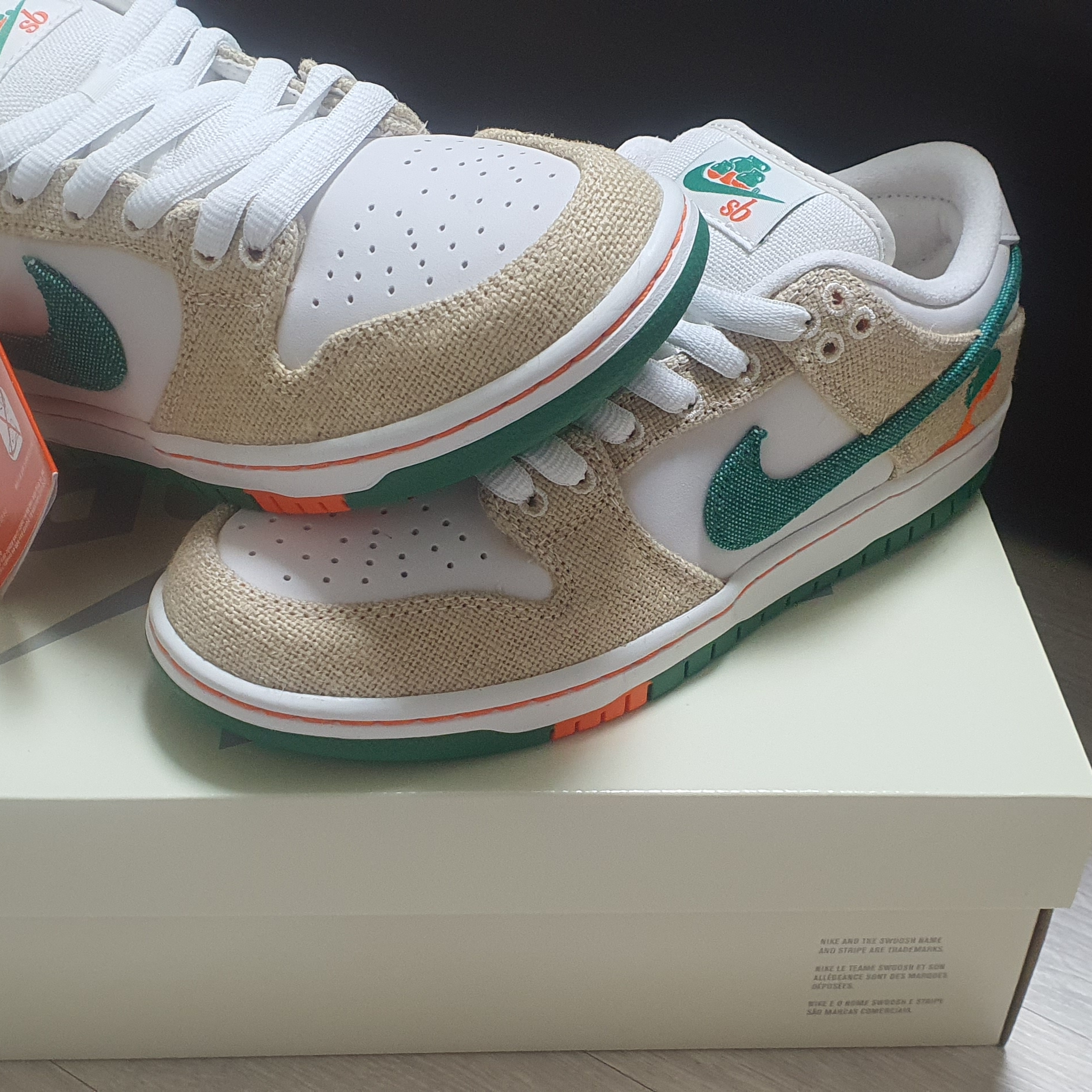 Nike x Jarritos SB Dunk Low Phantom and Malachite 착용 스타일