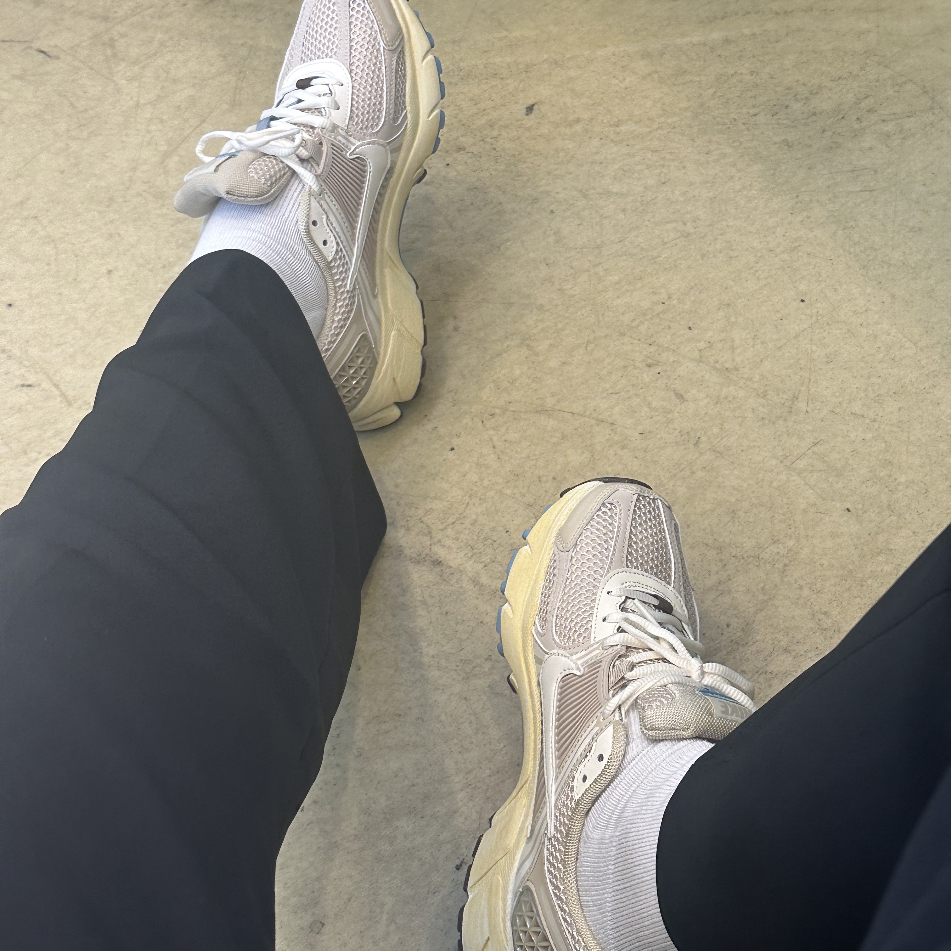 (W) Nike Zoom Vomero 5 Oatmeal 착용 스타일 - 2