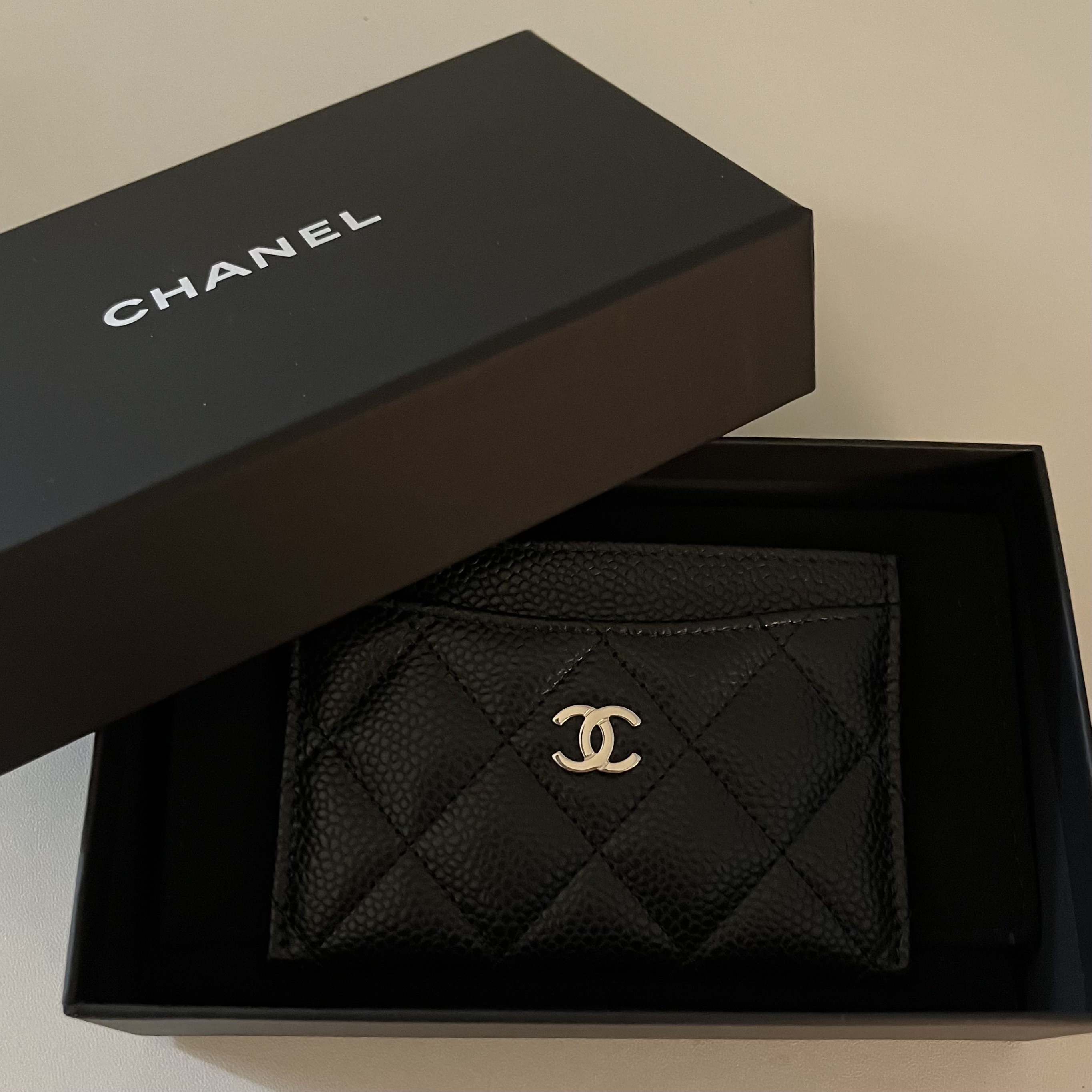 Chanel Classic Card Holder Grained Calfskin & Silver Black 착용 스타일