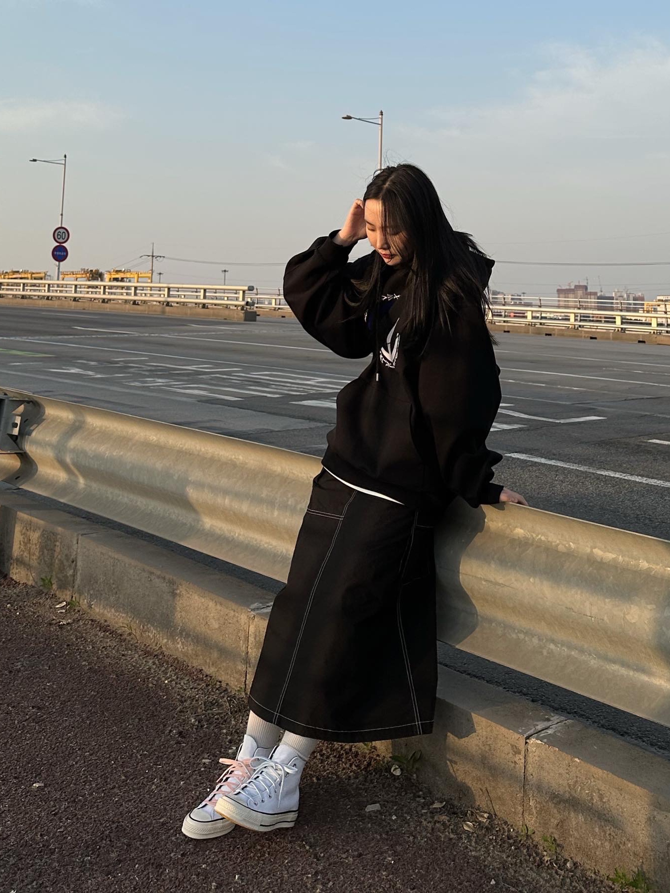 자라 x 아더에러 자수 후드 스웨트셔츠 블랙, 미스치프 폴더블 슬링백 블랙 착용 스타일 - 2