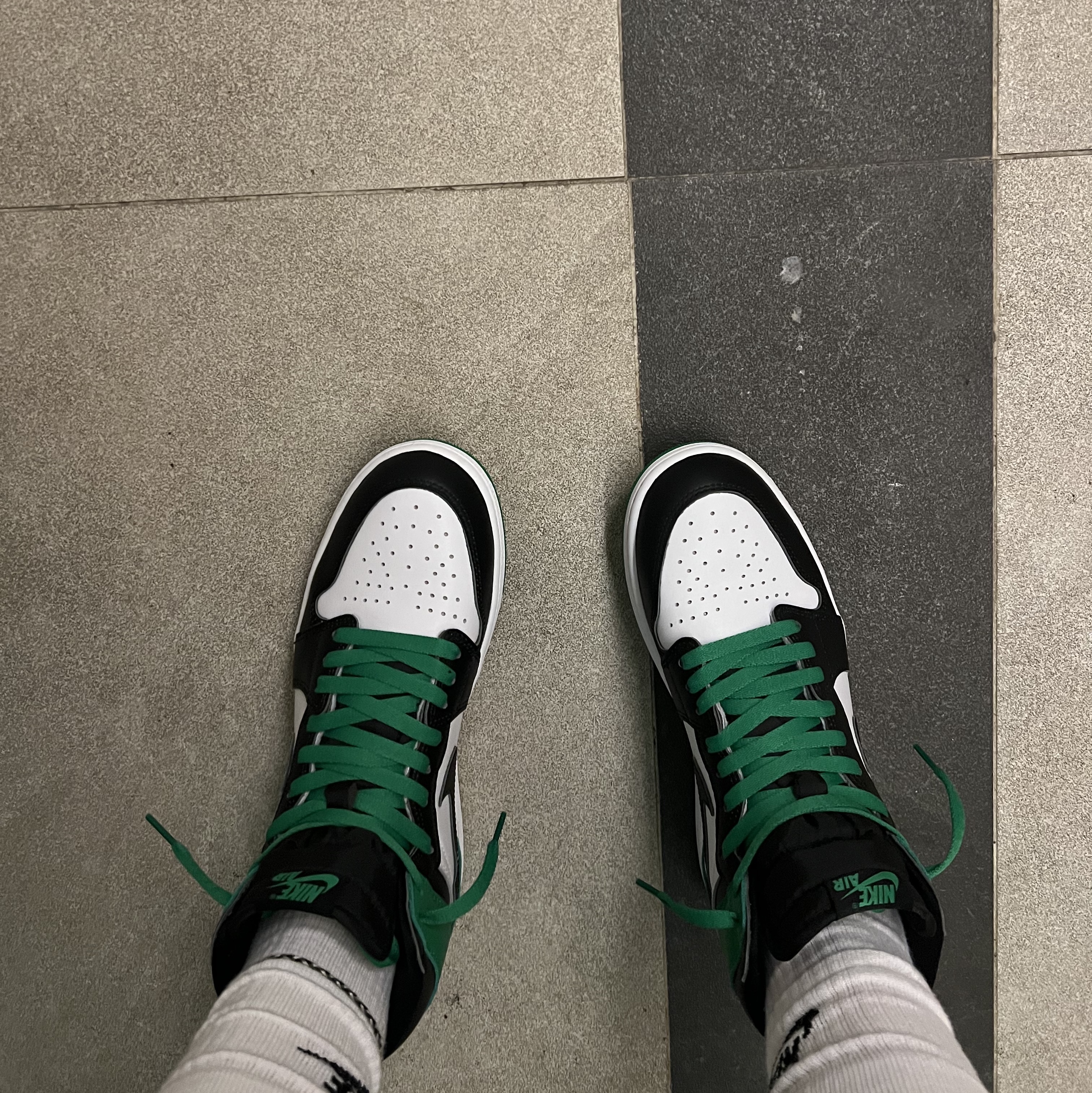 Jordan 1 Retro High OG Black and Lucky Green 착용 스타일