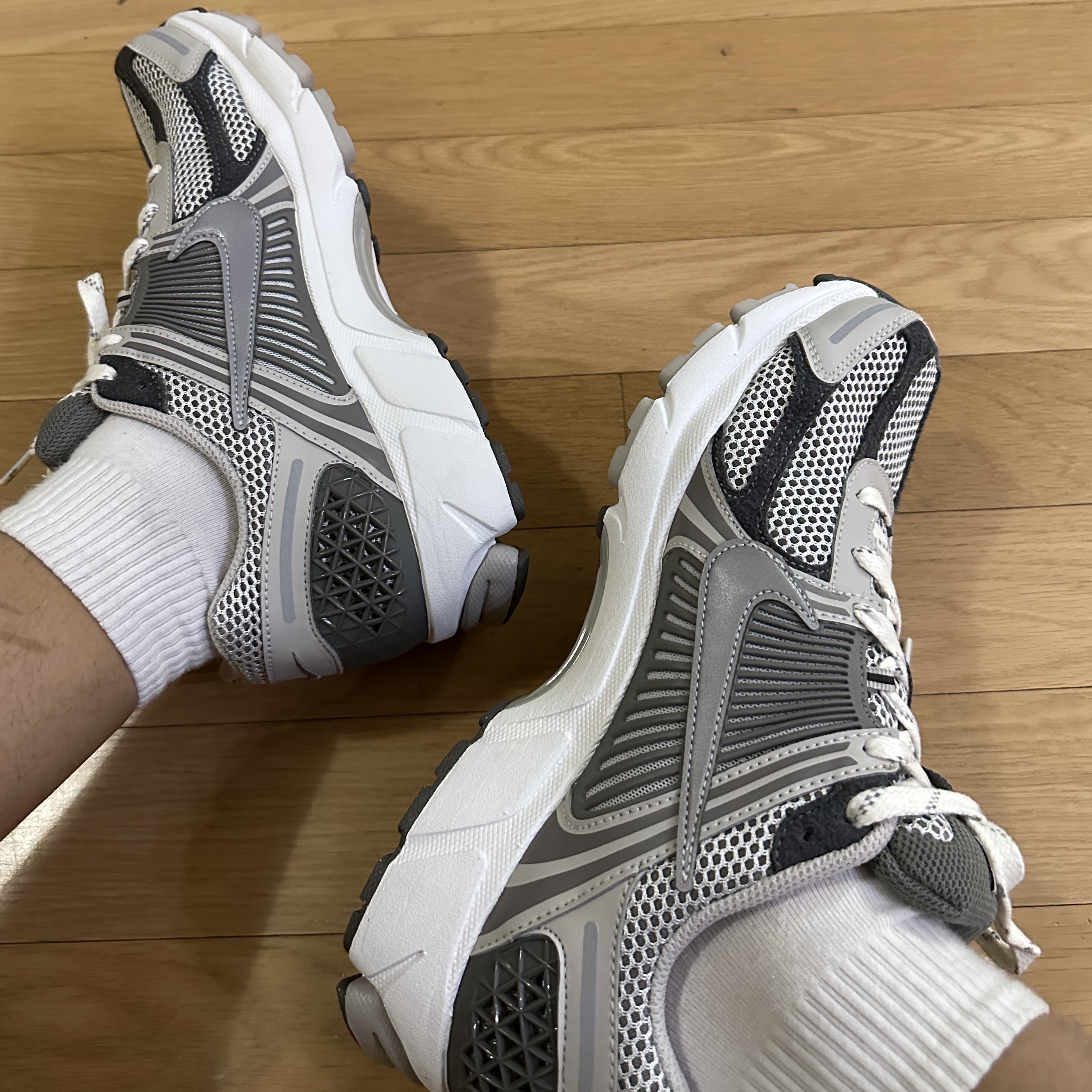 Nike Zoom Vomero 5 PRM Light Iron Ore and Flat Fewter 착용 스타일
