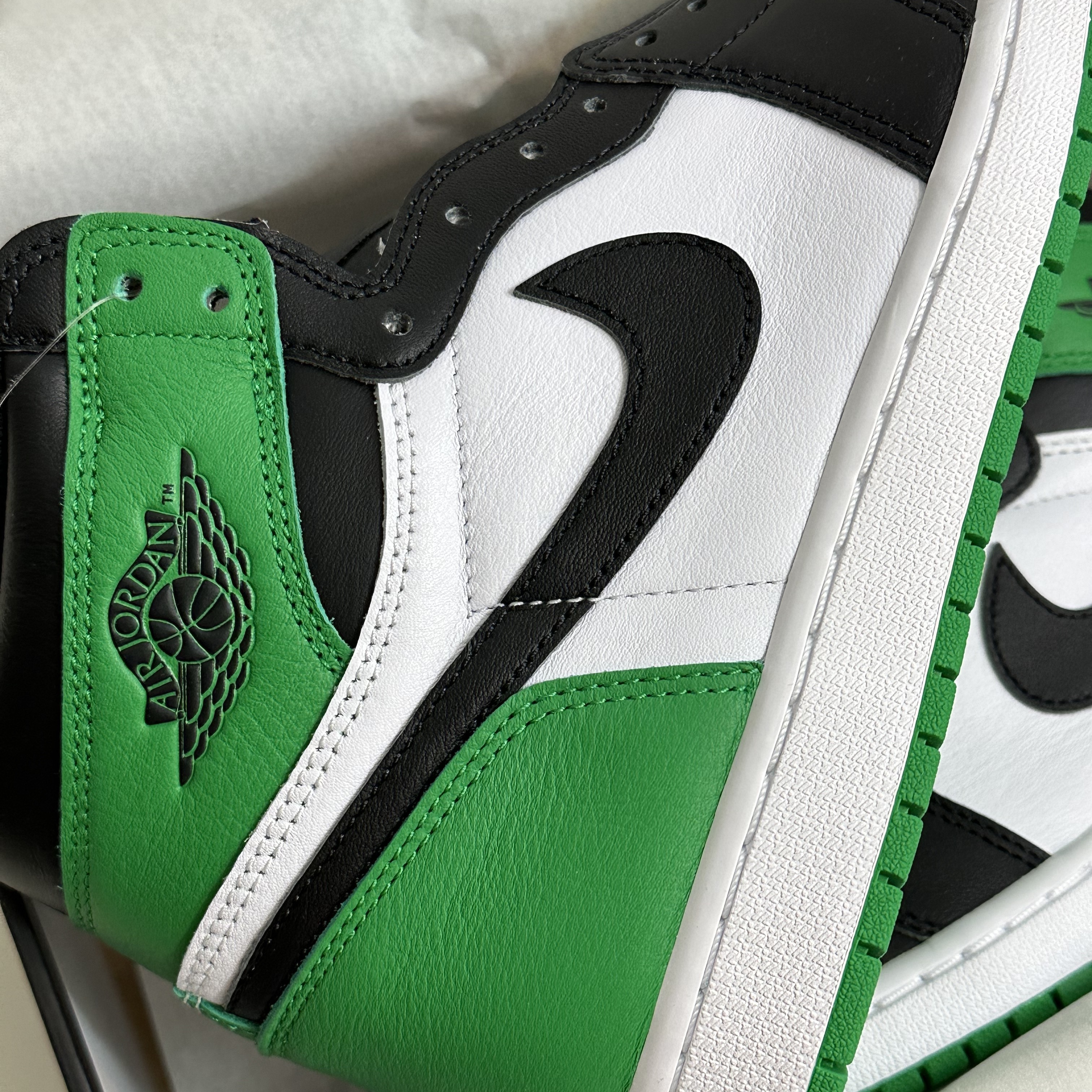 Jordan 1 Retro High OG Black and Lucky Green 착용 스타일 - 2