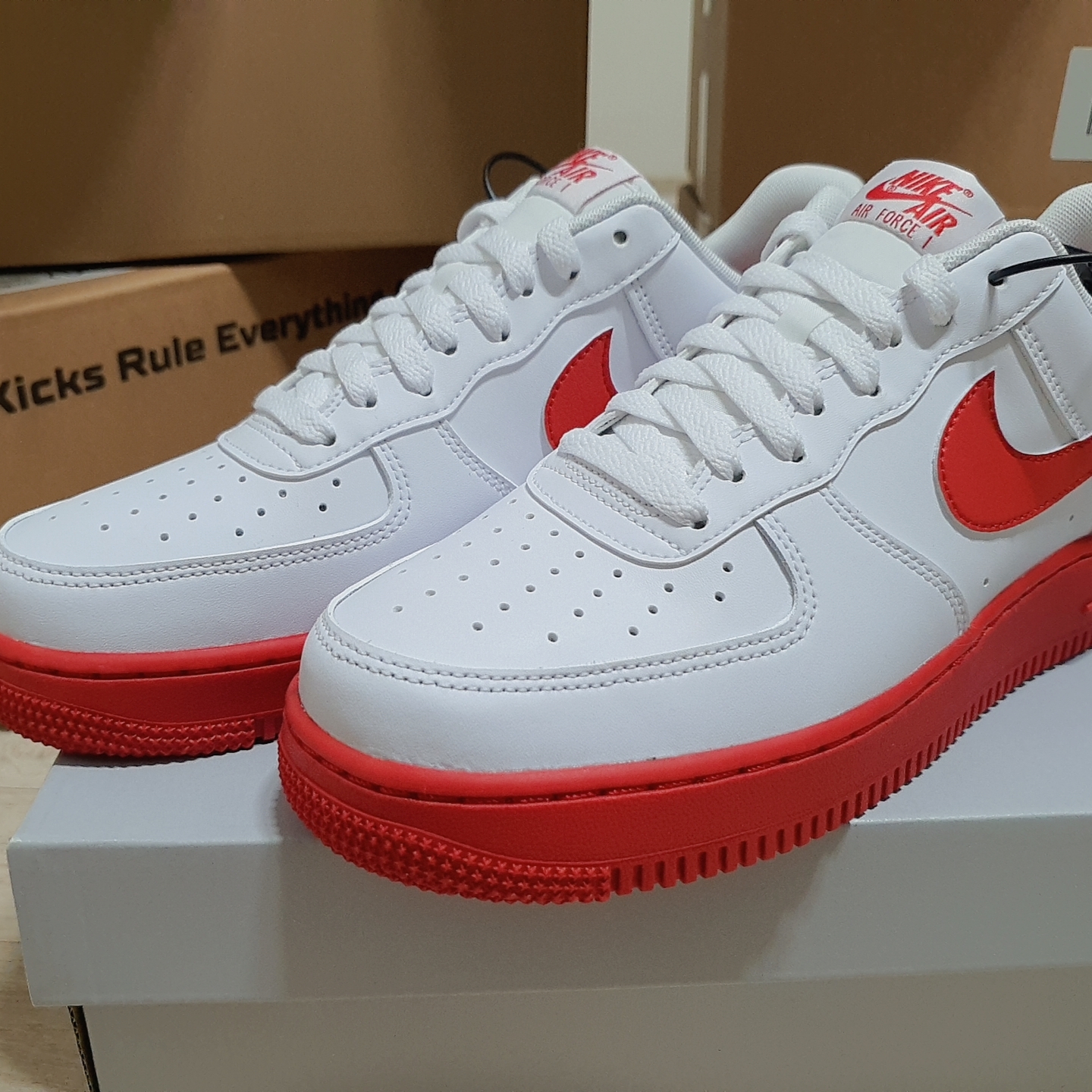 Nike Air Force 1 Low White Red Midsole 착용 스타일 - 3
