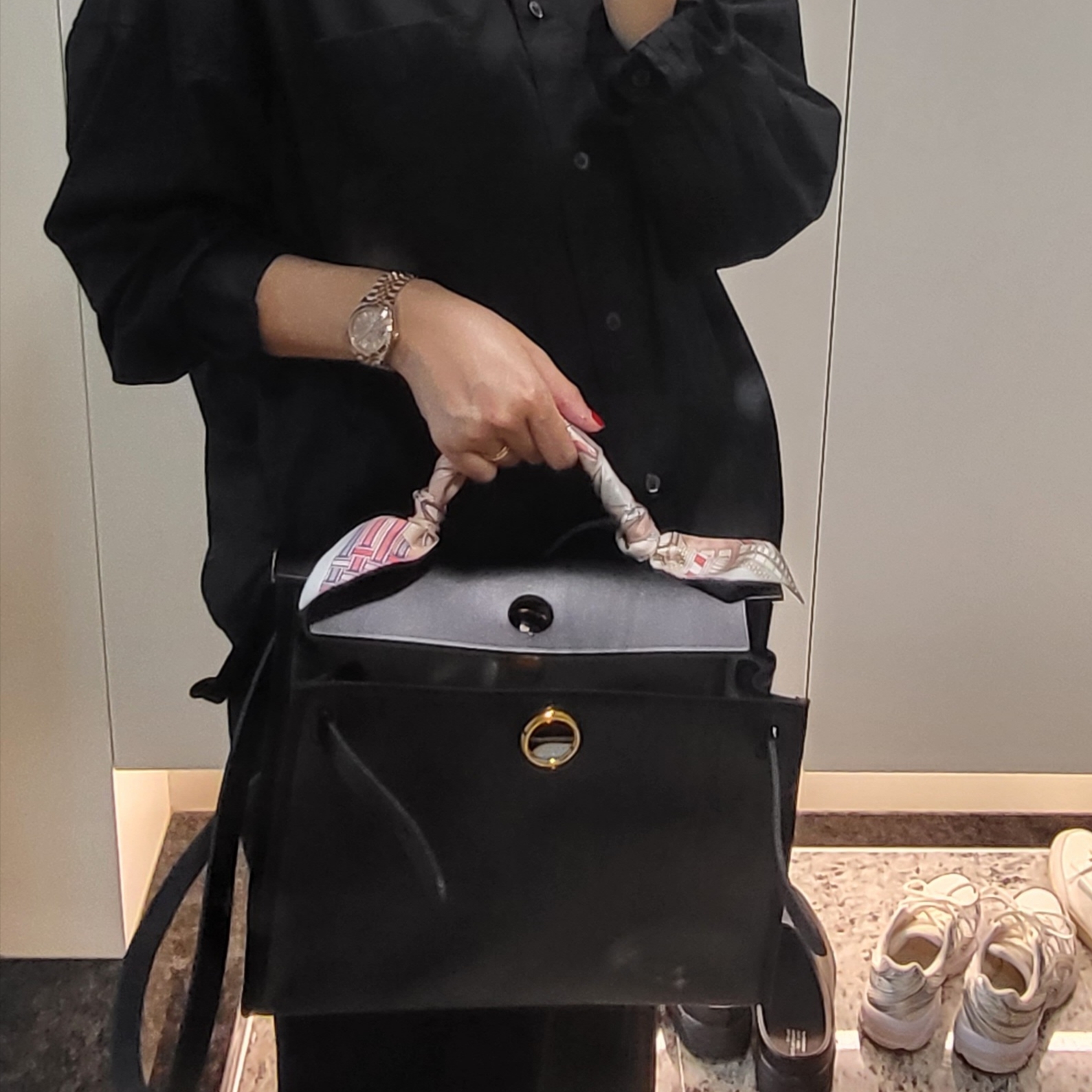 (W) Hermes Brides et Gris-Gris Twilly Rose Poudre Bleu Glacier Rouge, Hermes Herbag Zip 31 Bag Sellier H Berlin Canvas Hunter Cowhide & Gold Noir Ecru 착용 스타일