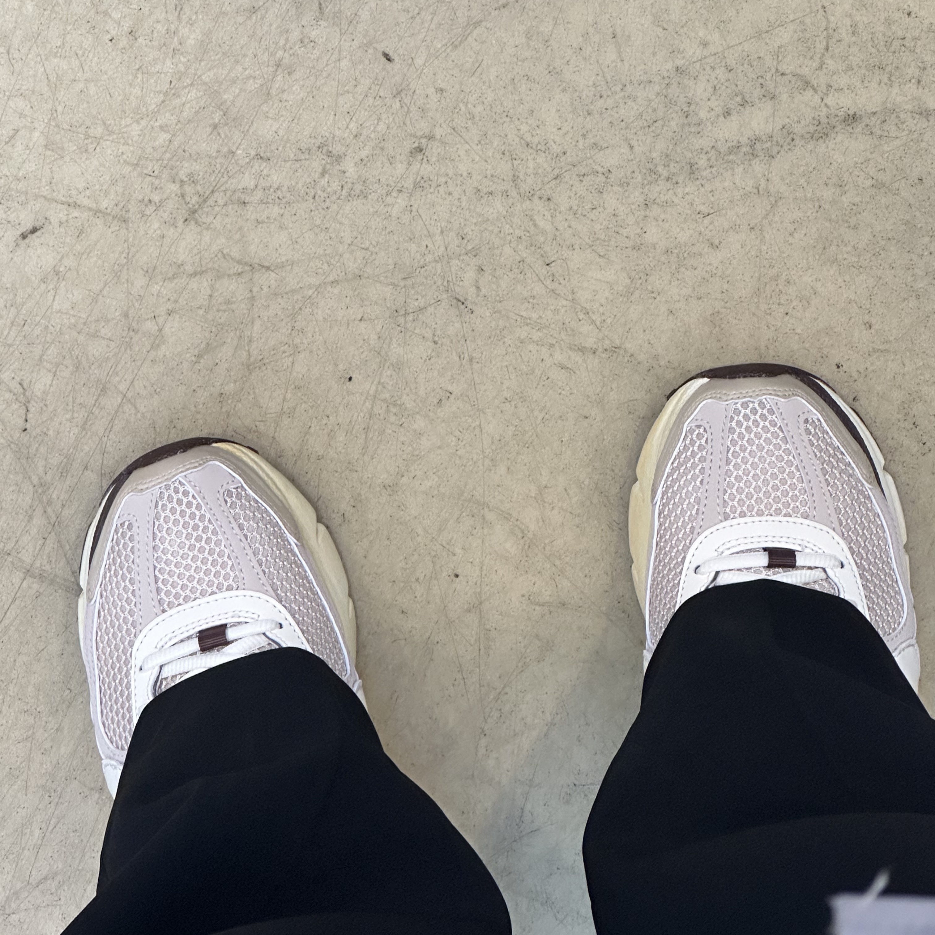 (W) Nike Zoom Vomero 5 Oatmeal 착용 스타일 - 3