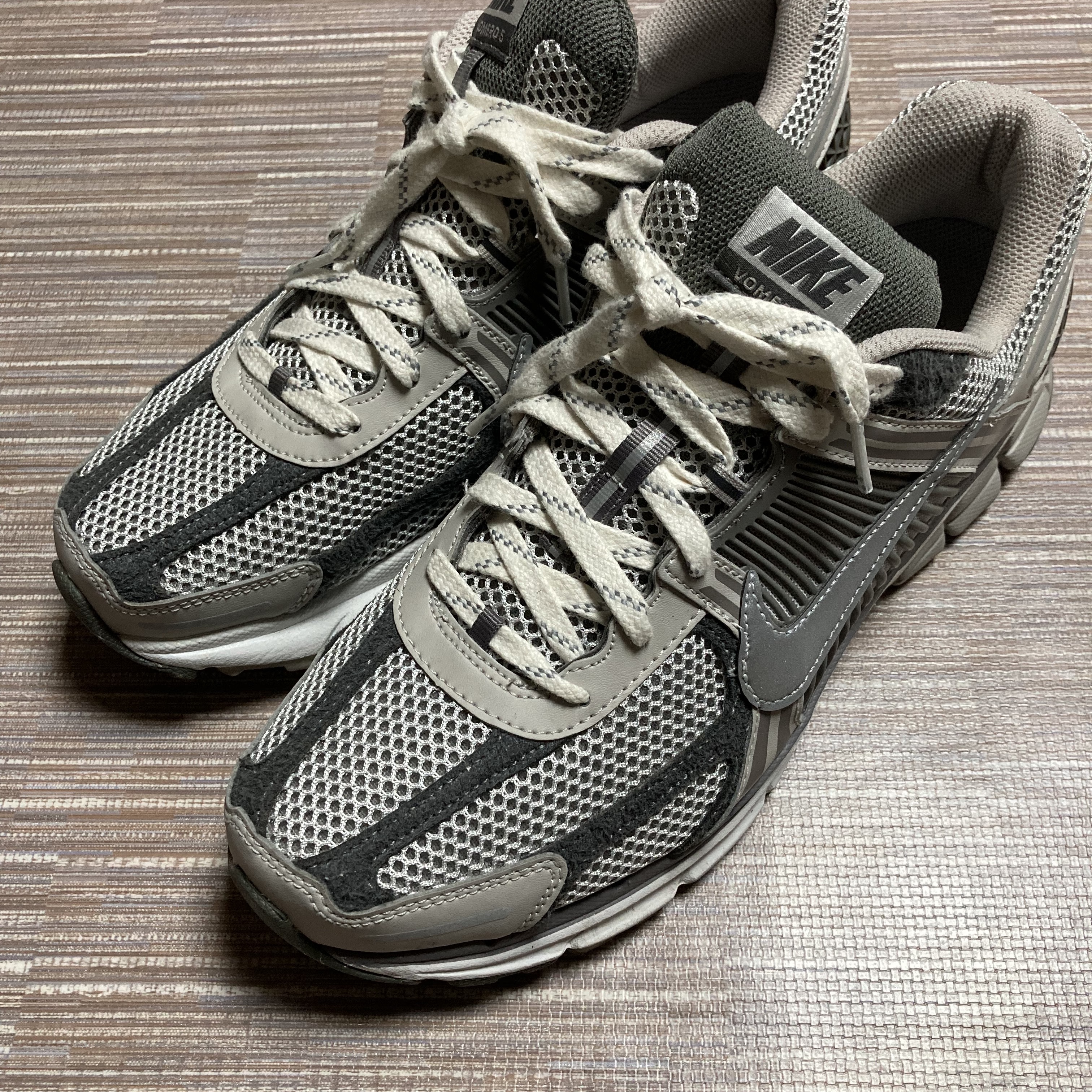 Nike Zoom Vomero 5 PRM Light Iron Ore and Flat Fewter 착용 스타일