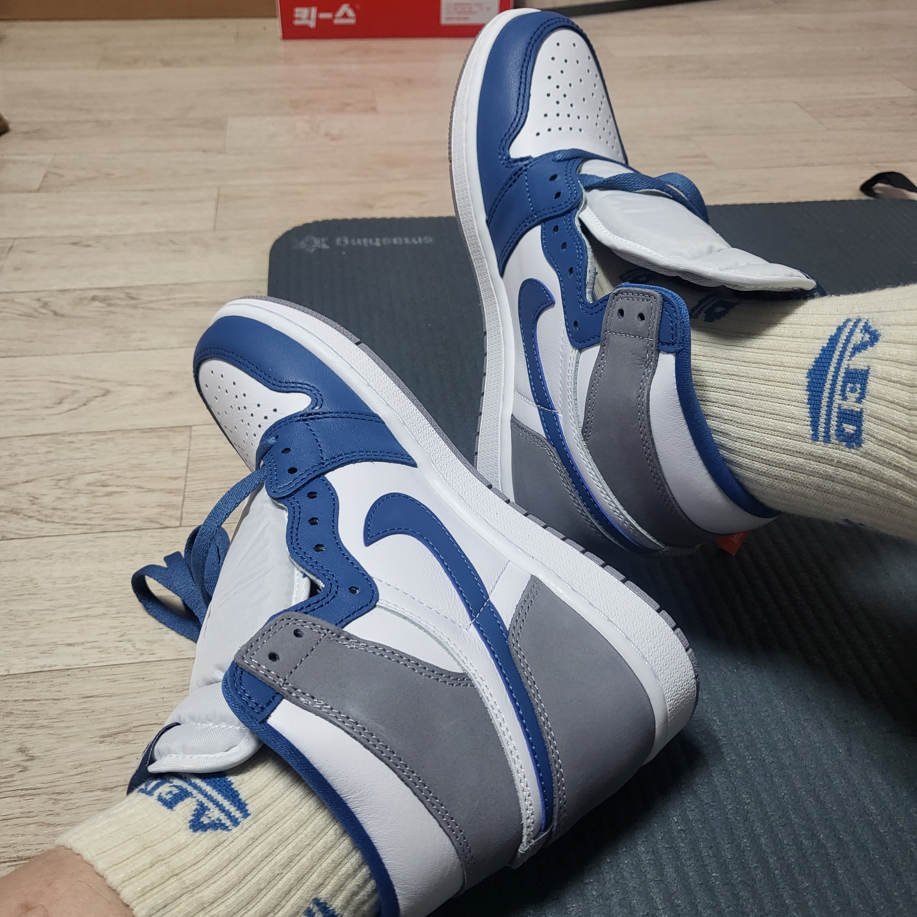 Jordan 1 Retro High OG True Blue 착용 스타일 - 2
