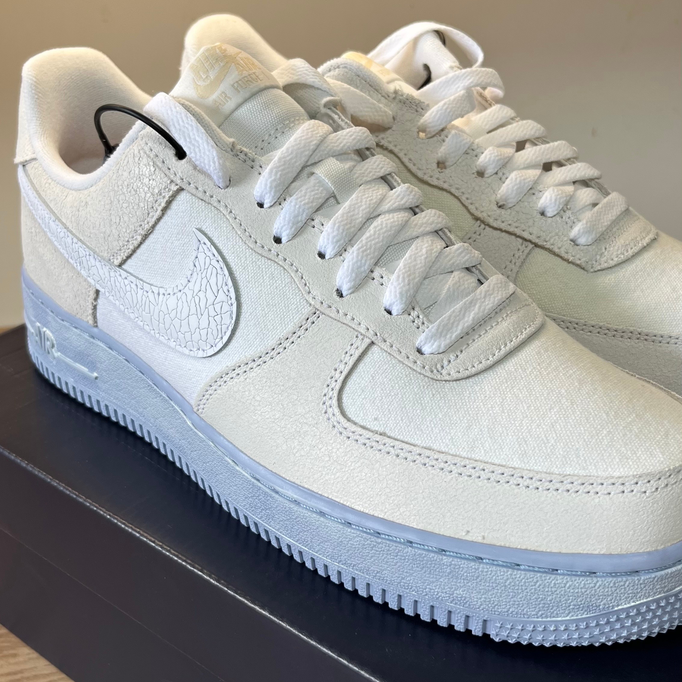 Nike Air Force 1 '07 LV8 EMB Summit White Blue Whisper 착용 스타일