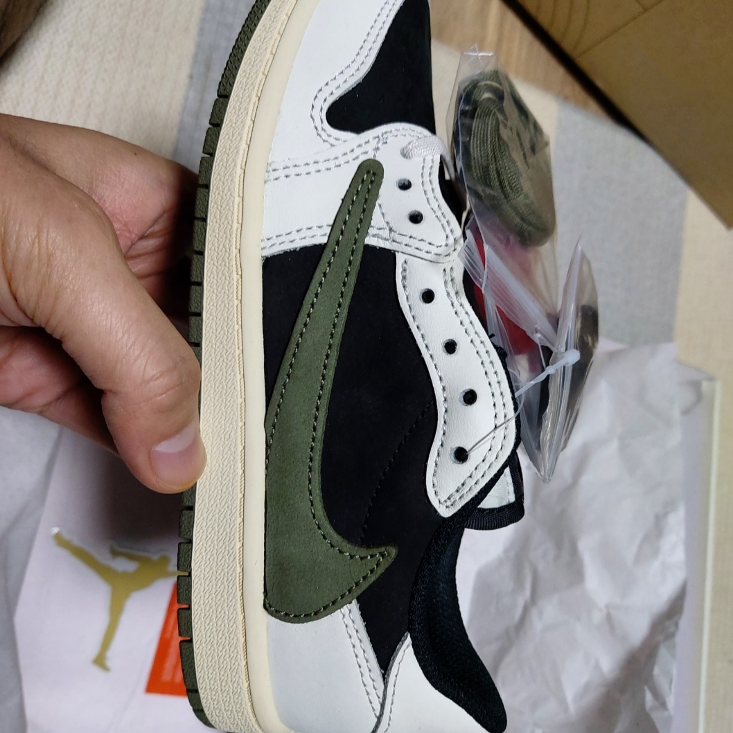 (PS) Jordan 1 x Travis Scott Retro Low OG SP Medium Olive 착용 스타일 - 2