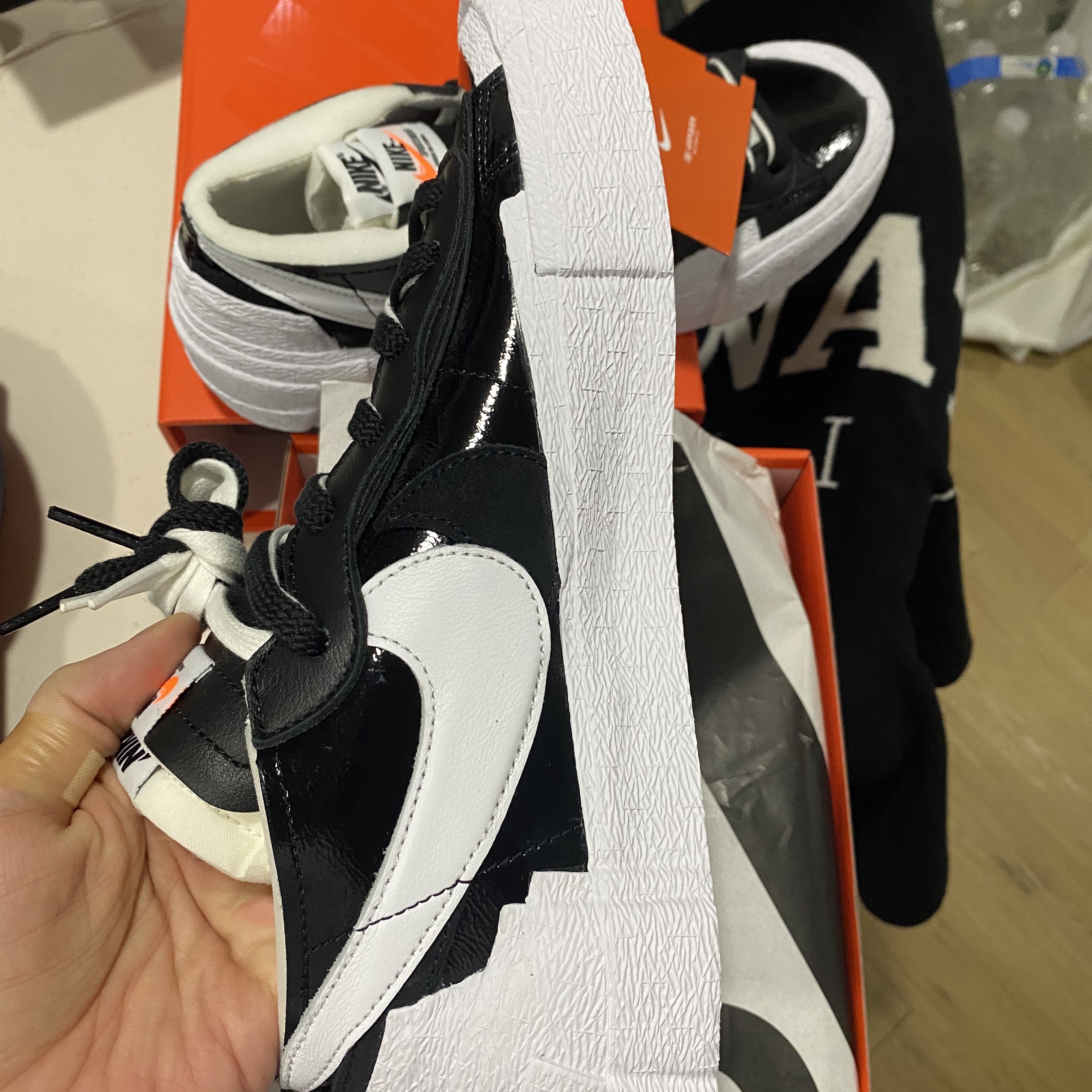 Nike x Sacai Blazer Low Black Patent Leather 착용 스타일 - 3