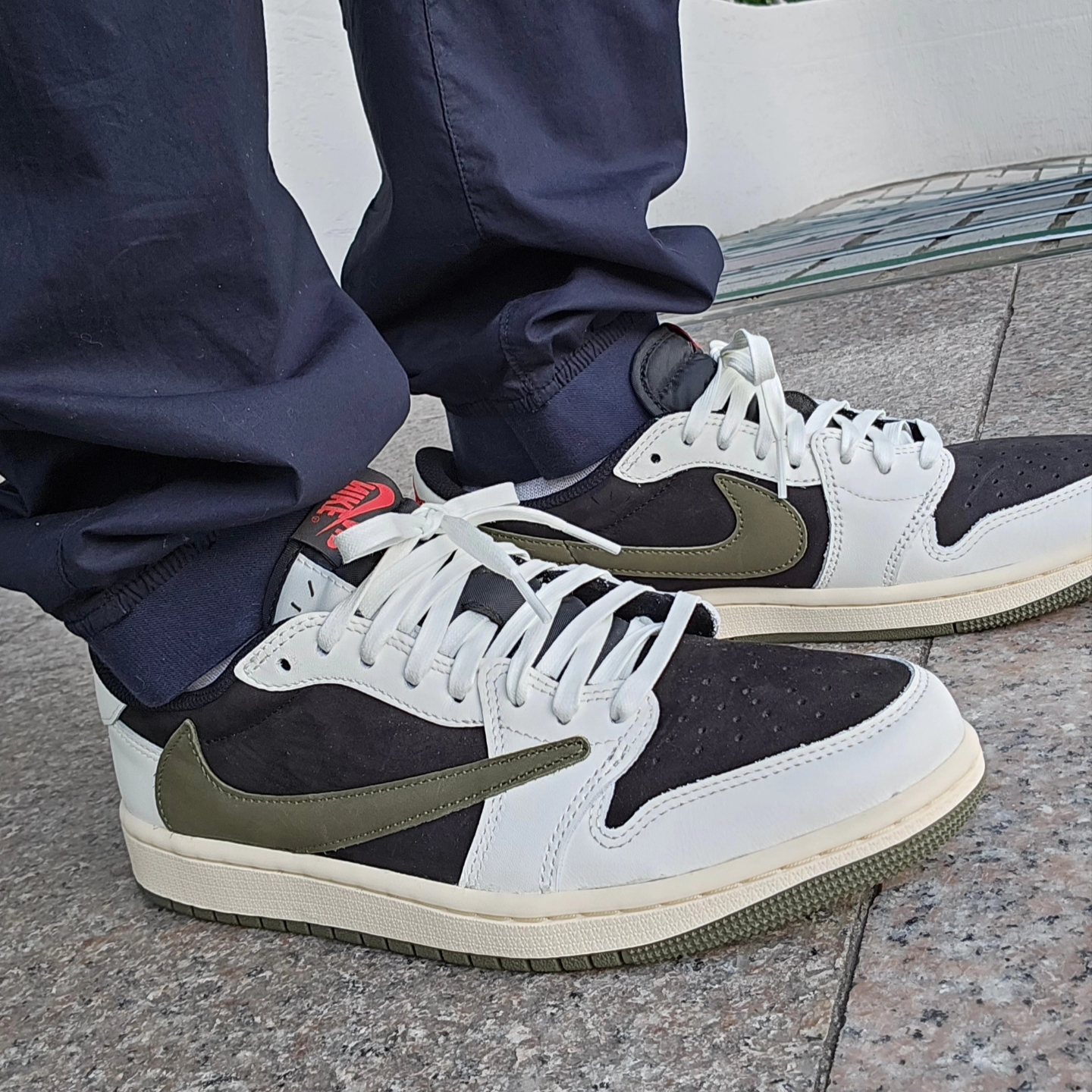 (W) Jordan 1 x Travis Scott Retro Low OG SP Medium Olive 착용 스타일 - 1