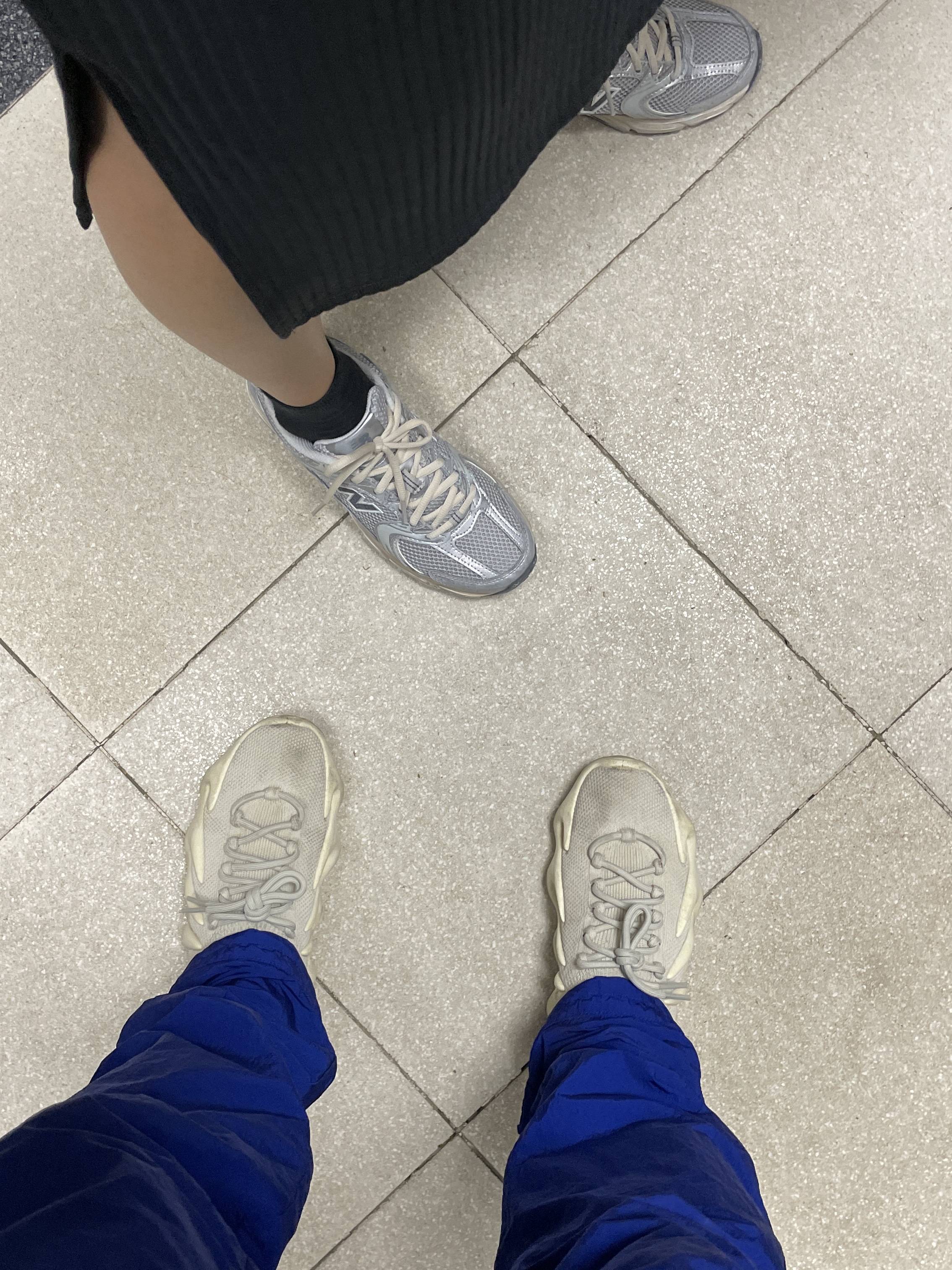 New Balance 530 Vintage Metallic Silver, Adidas Yeezy 450 Cloud White 착용 스타일