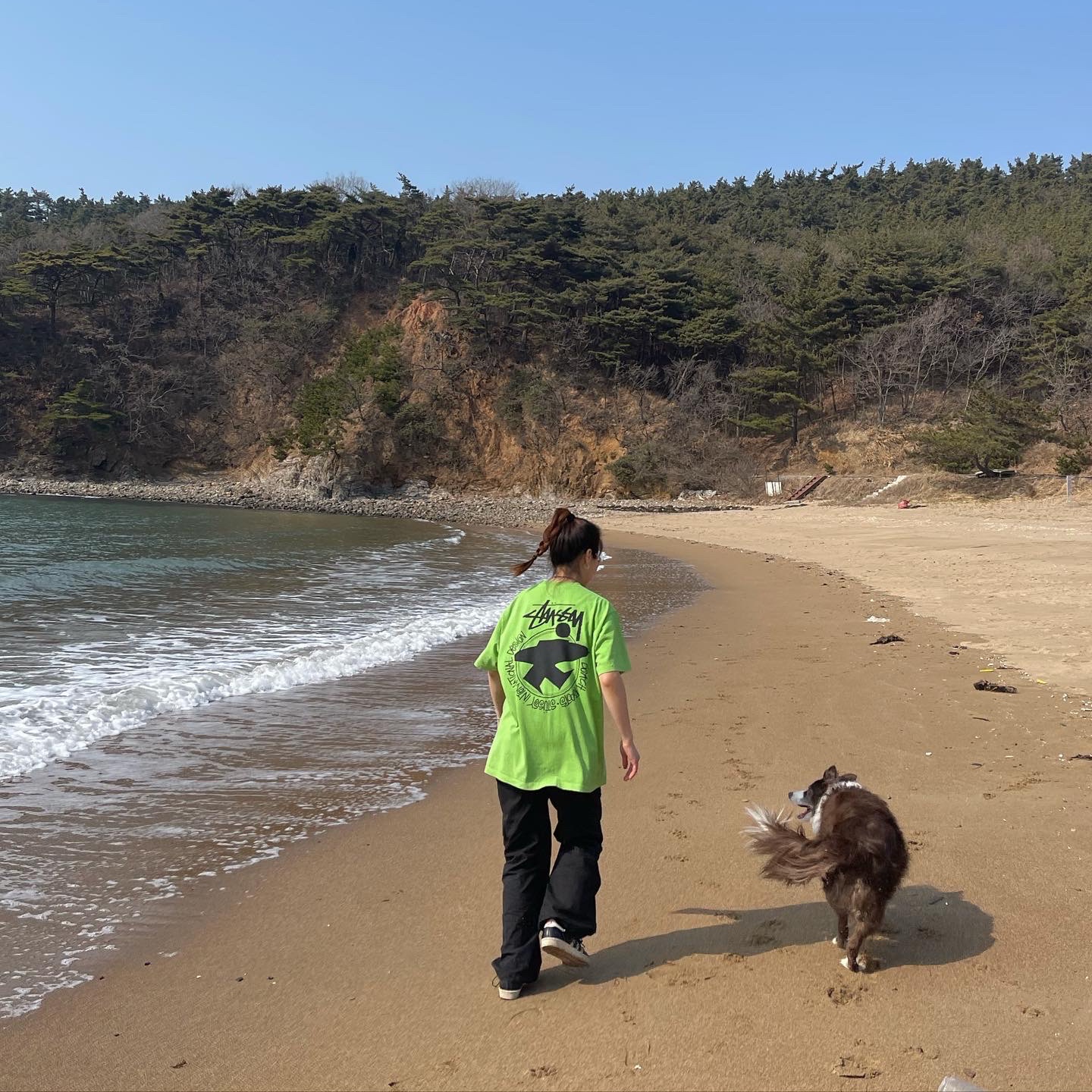 Stussy Beach Roots T-Shirt Green 착용 스타일 - 2