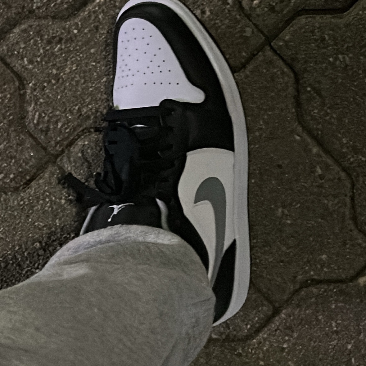 Jordan 1 Low Black Particle Grey 착용 스타일 - 2