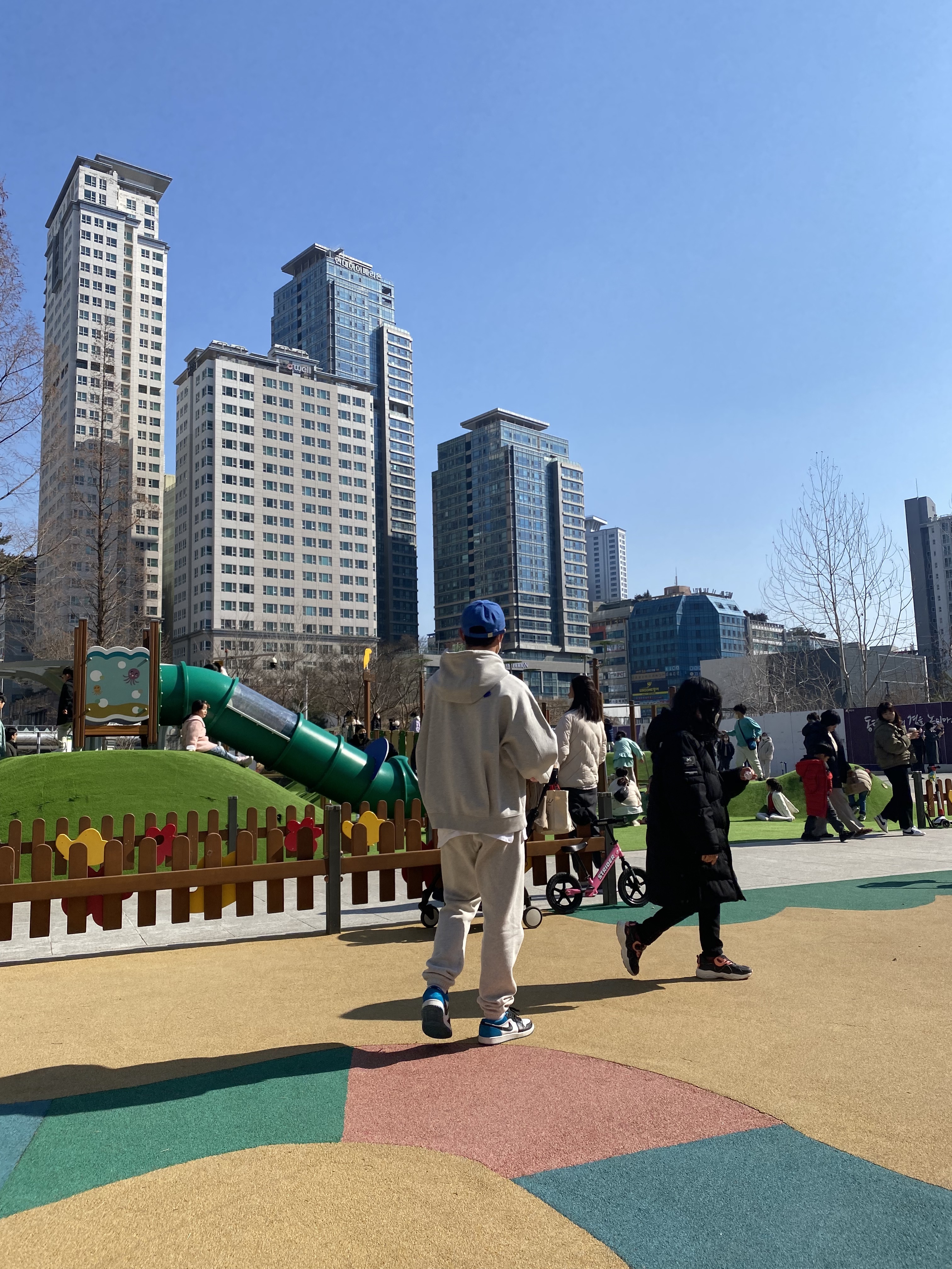 자라 x 아더에러 자수 후드 스웨트셔츠 그레이, 에센셜 더 코어 컬렉션 스웨트팬츠 라이트 오트밀 착용 스타일