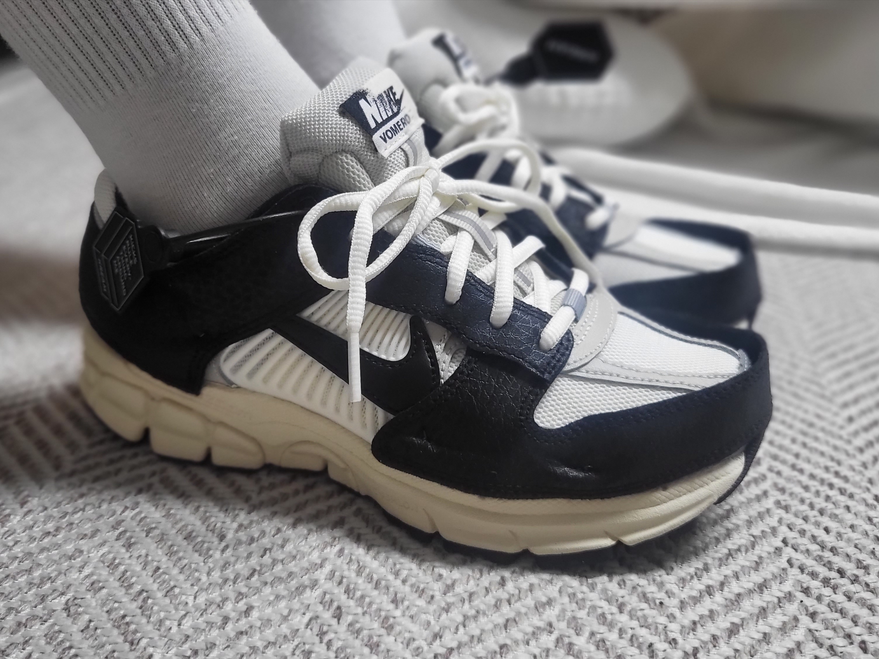 (W) Nike Zoom Vomero 5 Wolf Grey and Black 착용 스타일 - 2