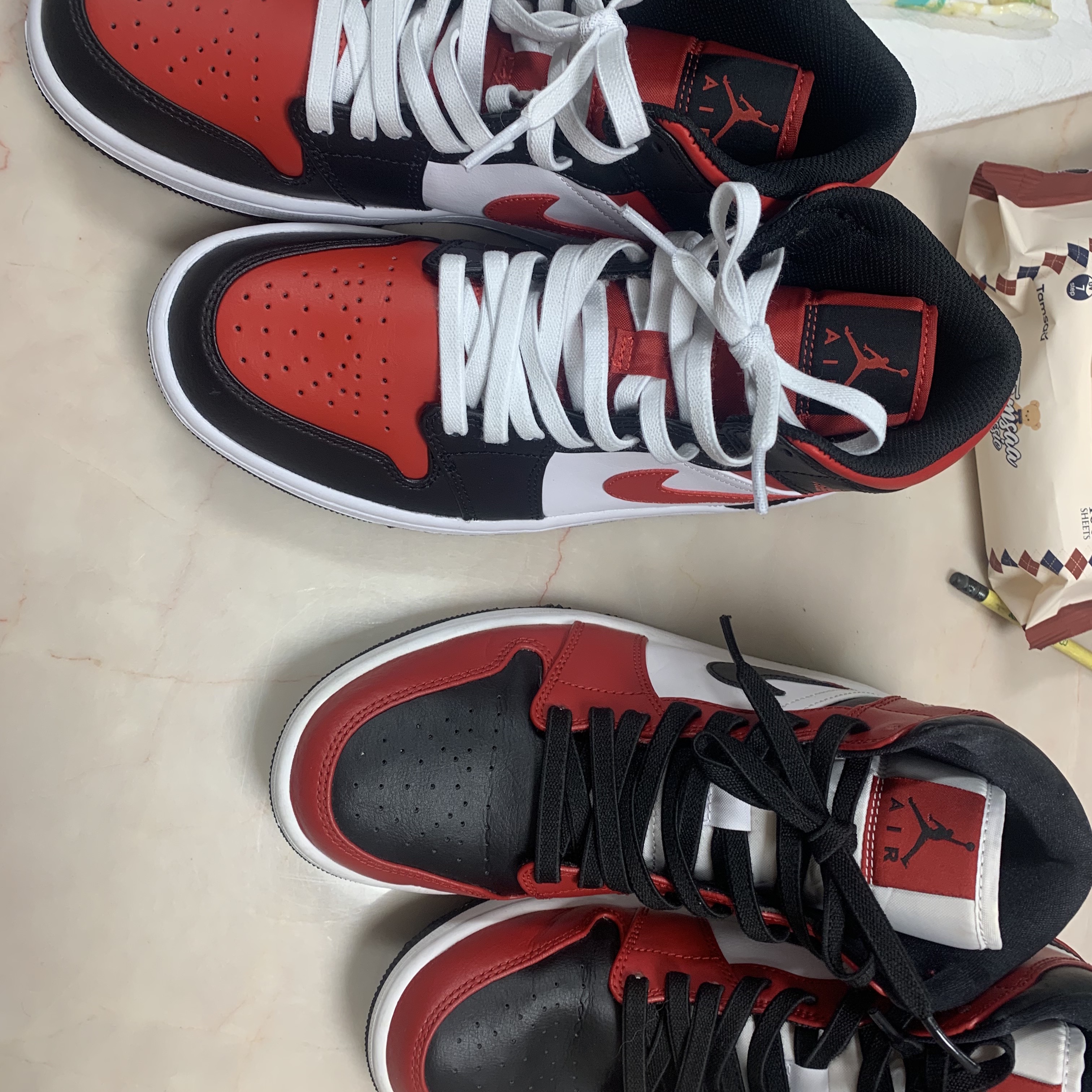 Jordan 1 Mid Black Fire Red 착용 스타일 - 1