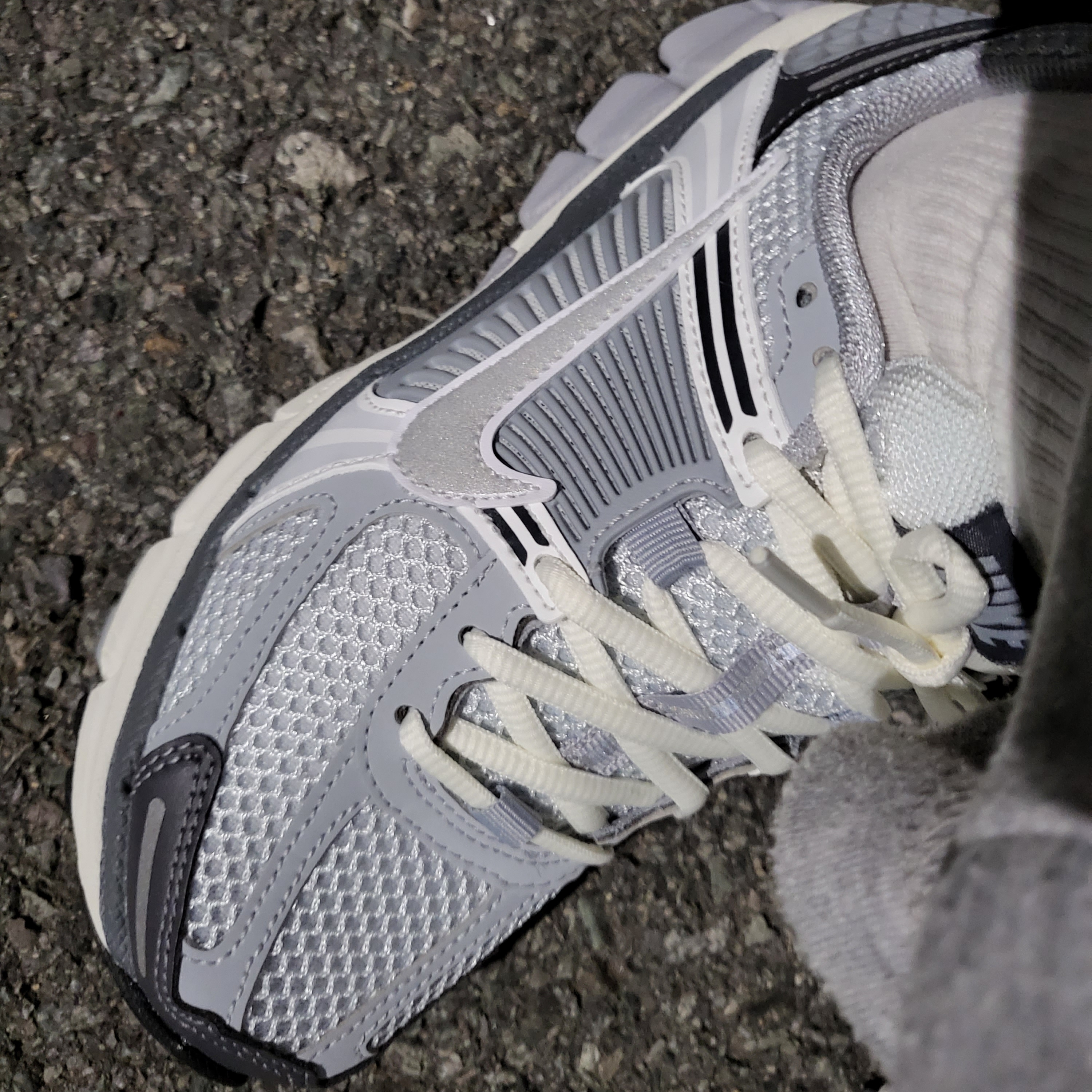 (W) Nike Zoom Vomero 5 Pure Platinum Metallic Silver 착용 스타일